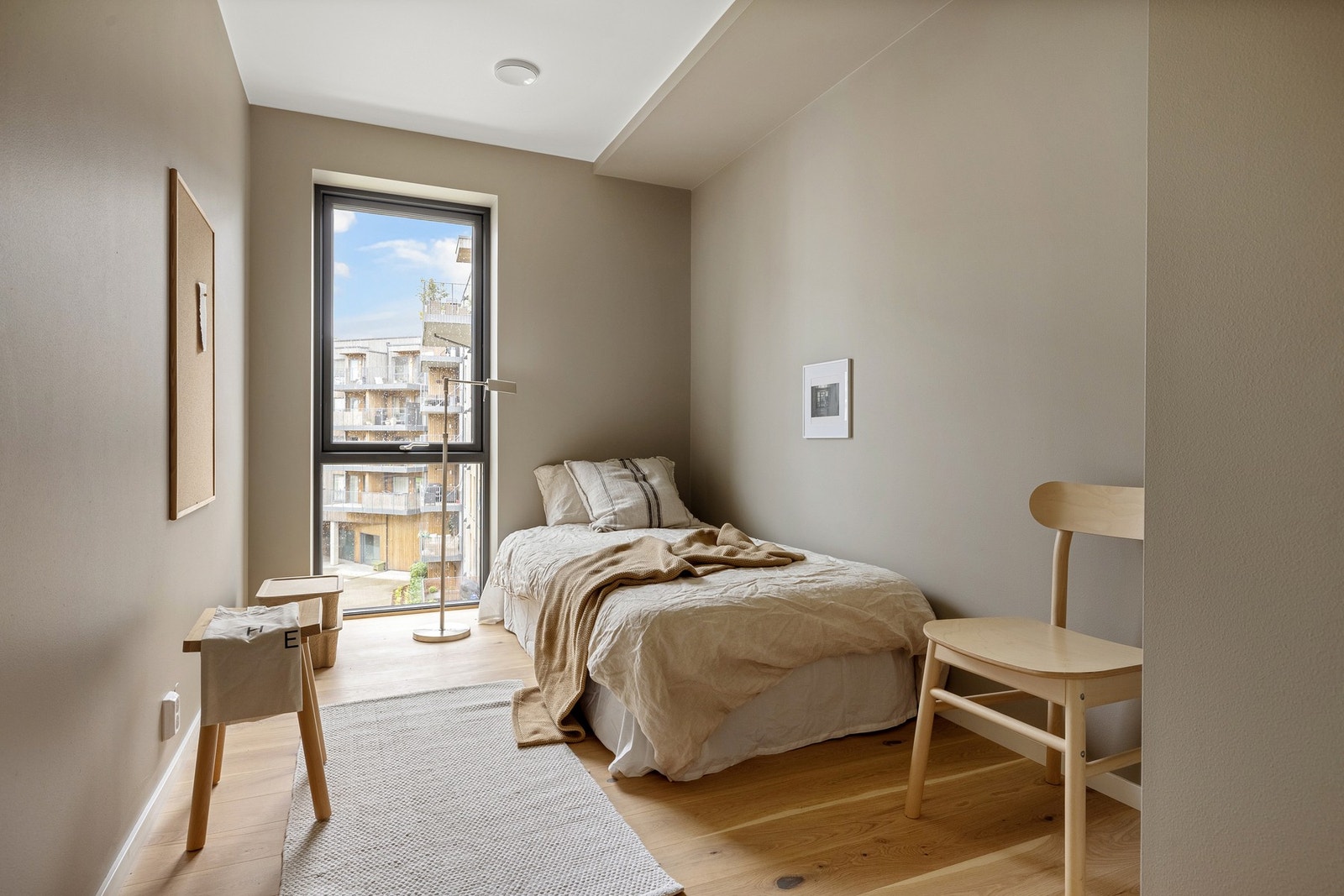 Det andre soverommet er også av god størrelse med plass til seng, nattbord og garderobe. Galleribilde