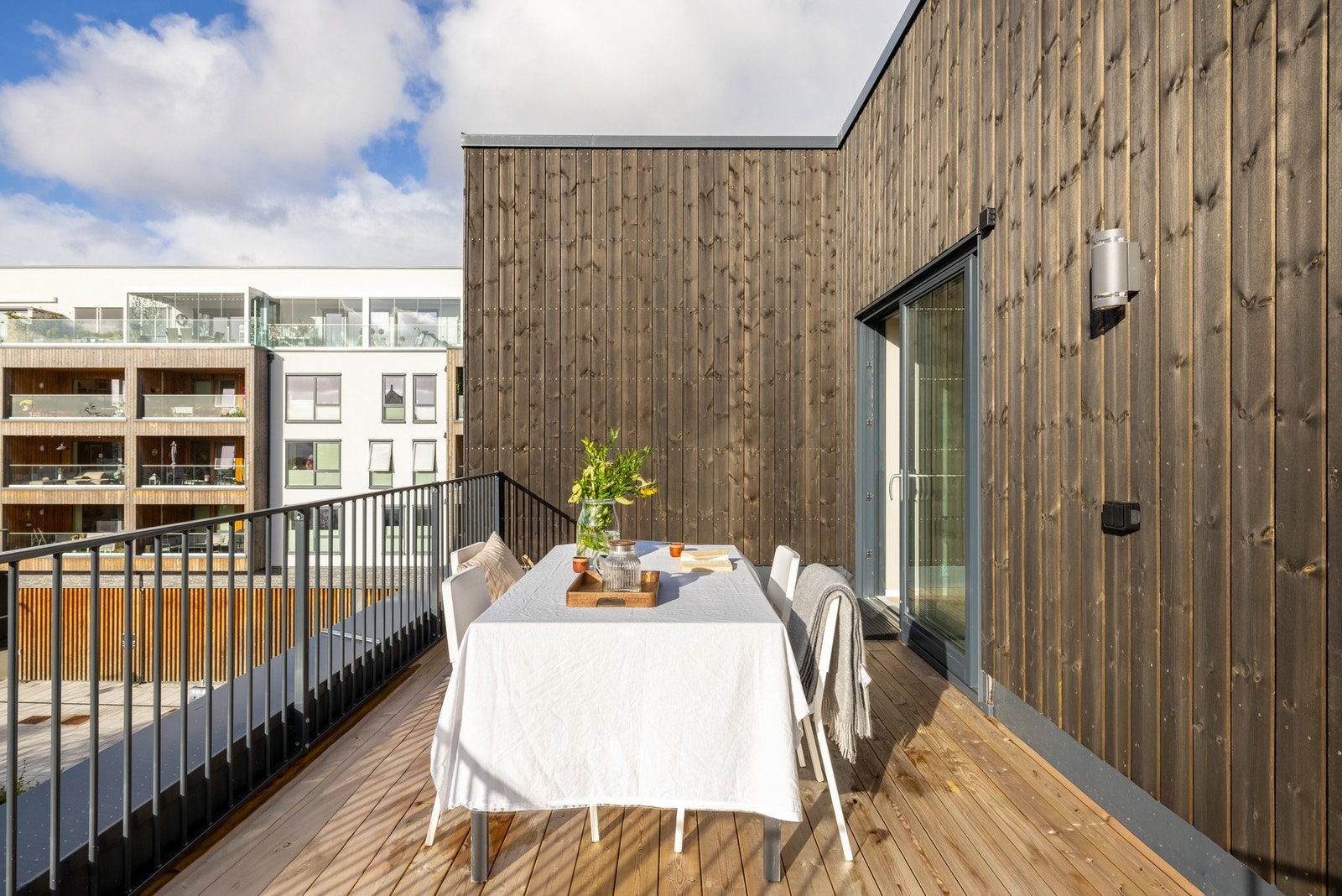 Terrassen har god plass til å møblere med hagemøbler i forskjellige soner. Galleribilde