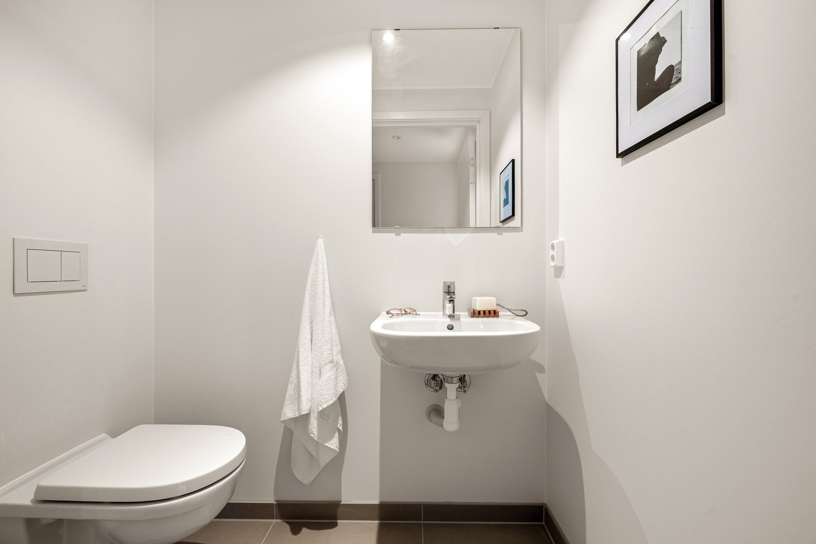 Toalettrommet er fliselagt med samme, mørke 60x60 fliser som på bad. Perfekt for gjester! Galleribilde