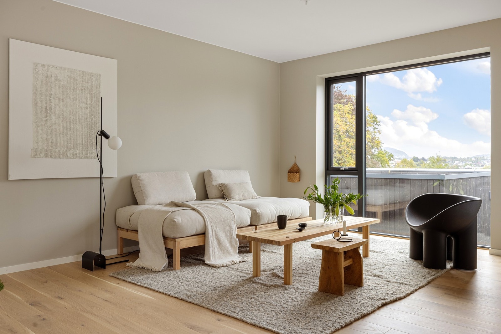 Leiligheten har gjennomgående 1-stavs eikeparkett på gulv. Det er god plass til den favoriserte sofakroken og spisebord av god størrelse. Galleribilde