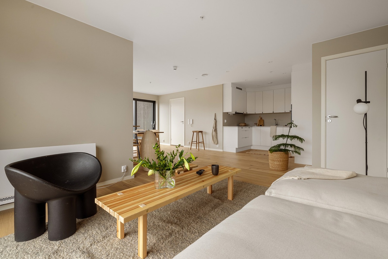 Det er også listefritt rundt vinduer, og mellom vegger og tak, samt spotlights i himling på kjøkken, hovedsoverom og bad. Galleribilde