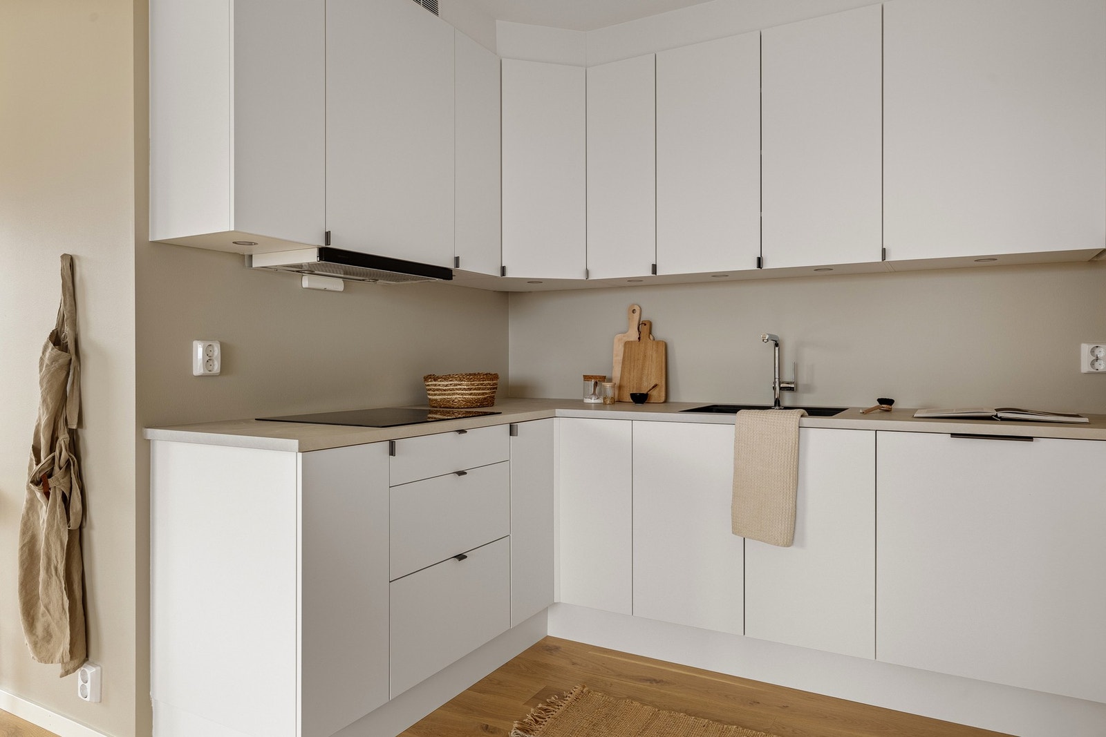 Kjøkkenet er utstyrt med følgende integrerte hvitevarer: Stekeovn, platetopp, ventilator, oppvaskmaskin og kjøleskap med frysedel. Galleribilde