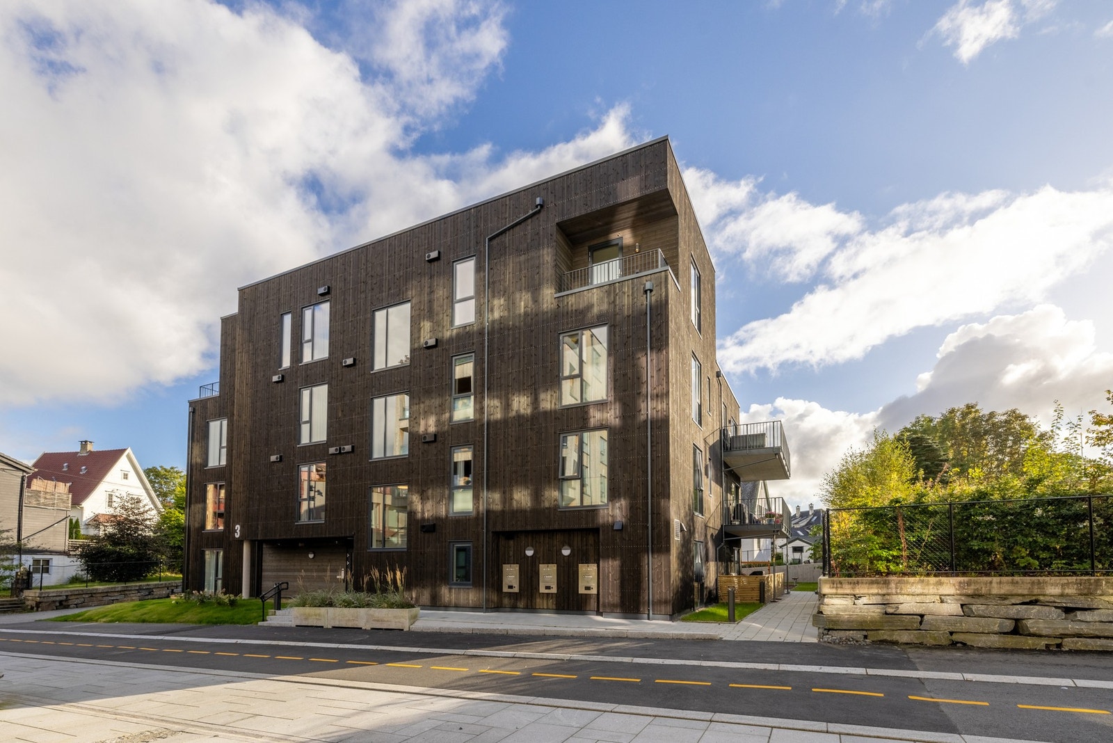 Dersom man ønsker parkeringsplass er det muligheter for å kjøpe dette i garasjen i nabobygget. Konferer med megler for mer informasjon. Galleribilde