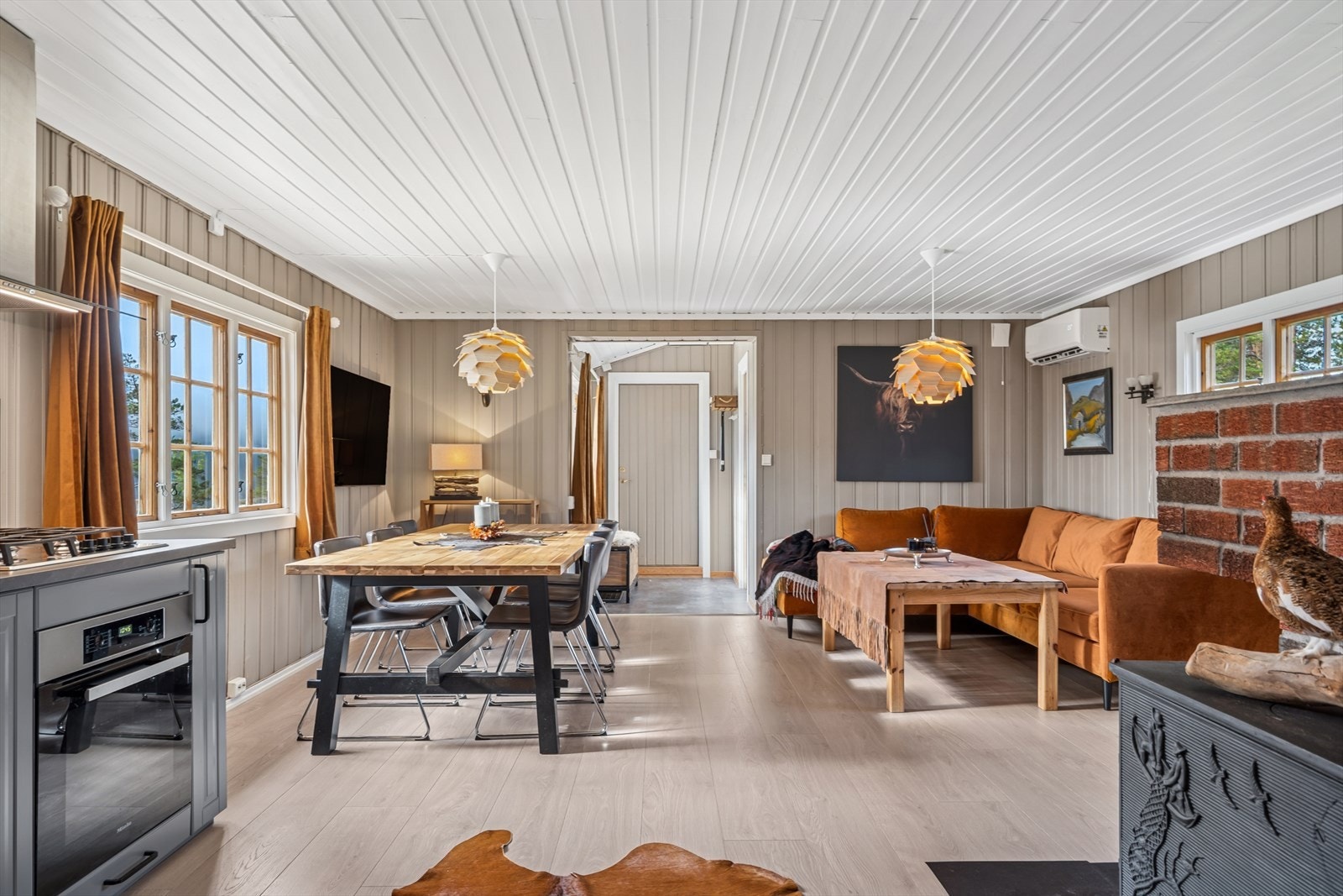 Det er både peis, vedovn og varmepumpe for oppvarming. Galleribilde