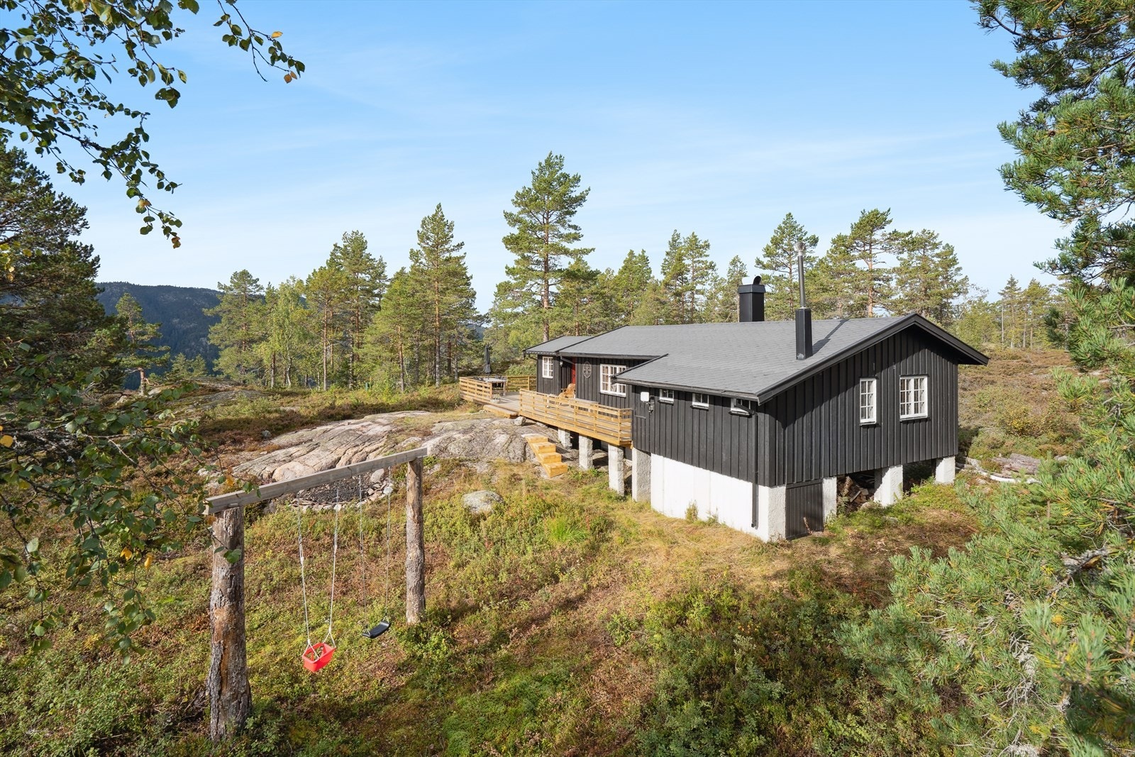 Fint uteområde med berg og naturtomt. Galleribilde