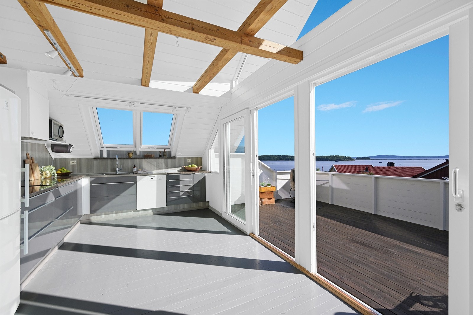 Kjøkkenet har både takvinduer og ikke minst vinduer fra gulv til tak mot fjorden Galleribilde