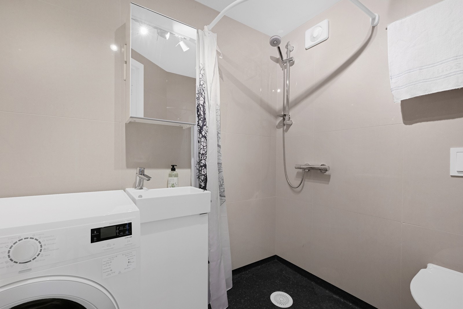 Bad nr. 4 ligger ved siden av gjesterommet Galleribilde