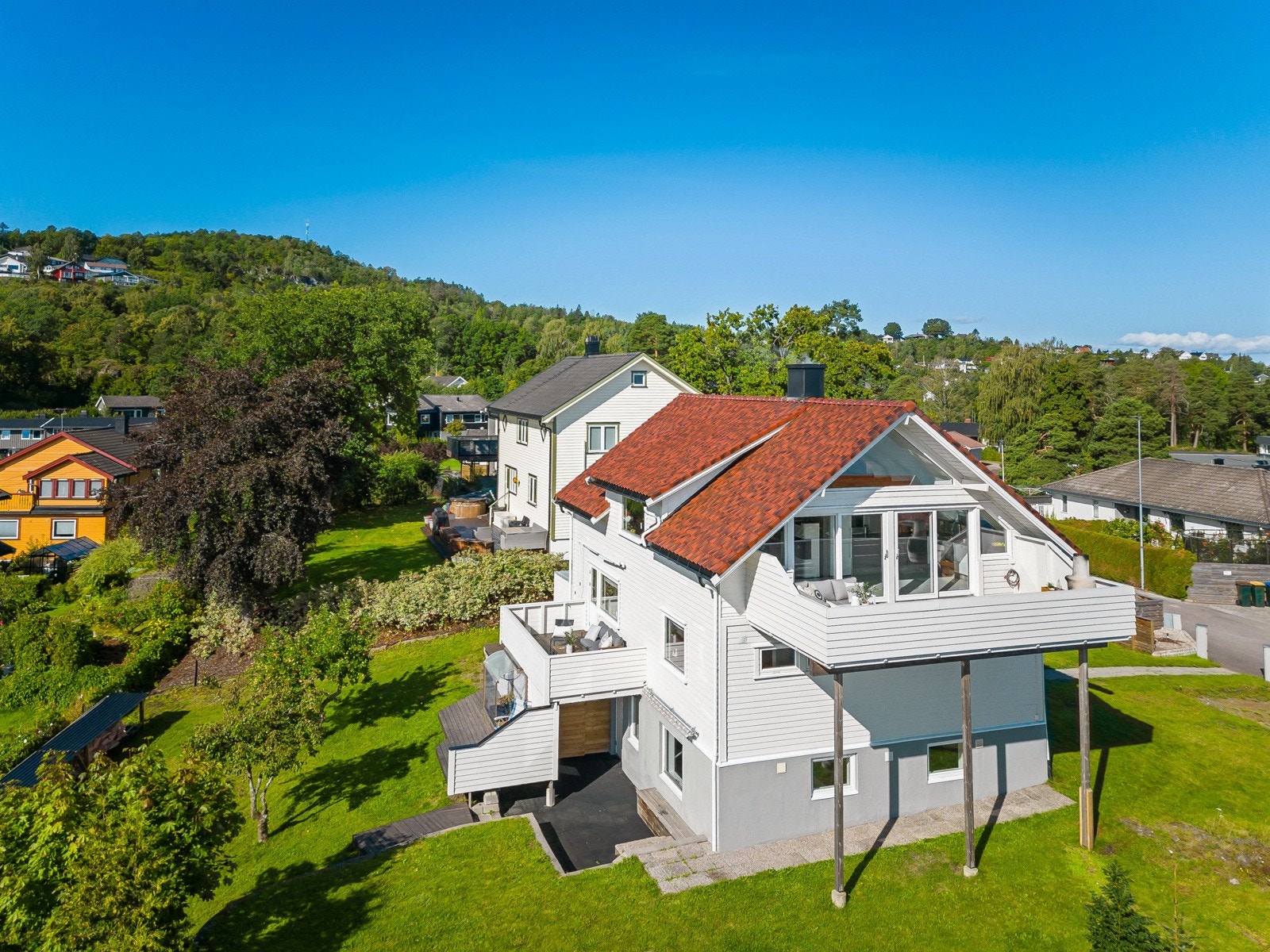 Da forsetter vi ned i kjelleren - leiligheten har egen inngang til venstre i bildet Galleribilde