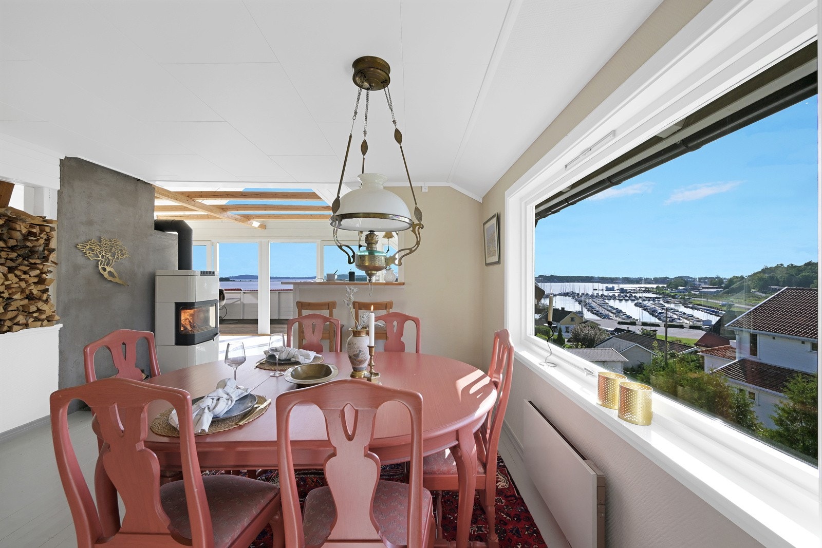 Fra spisestua i 2. etasje er det utsikt til både båthavna og peisen Galleribilde