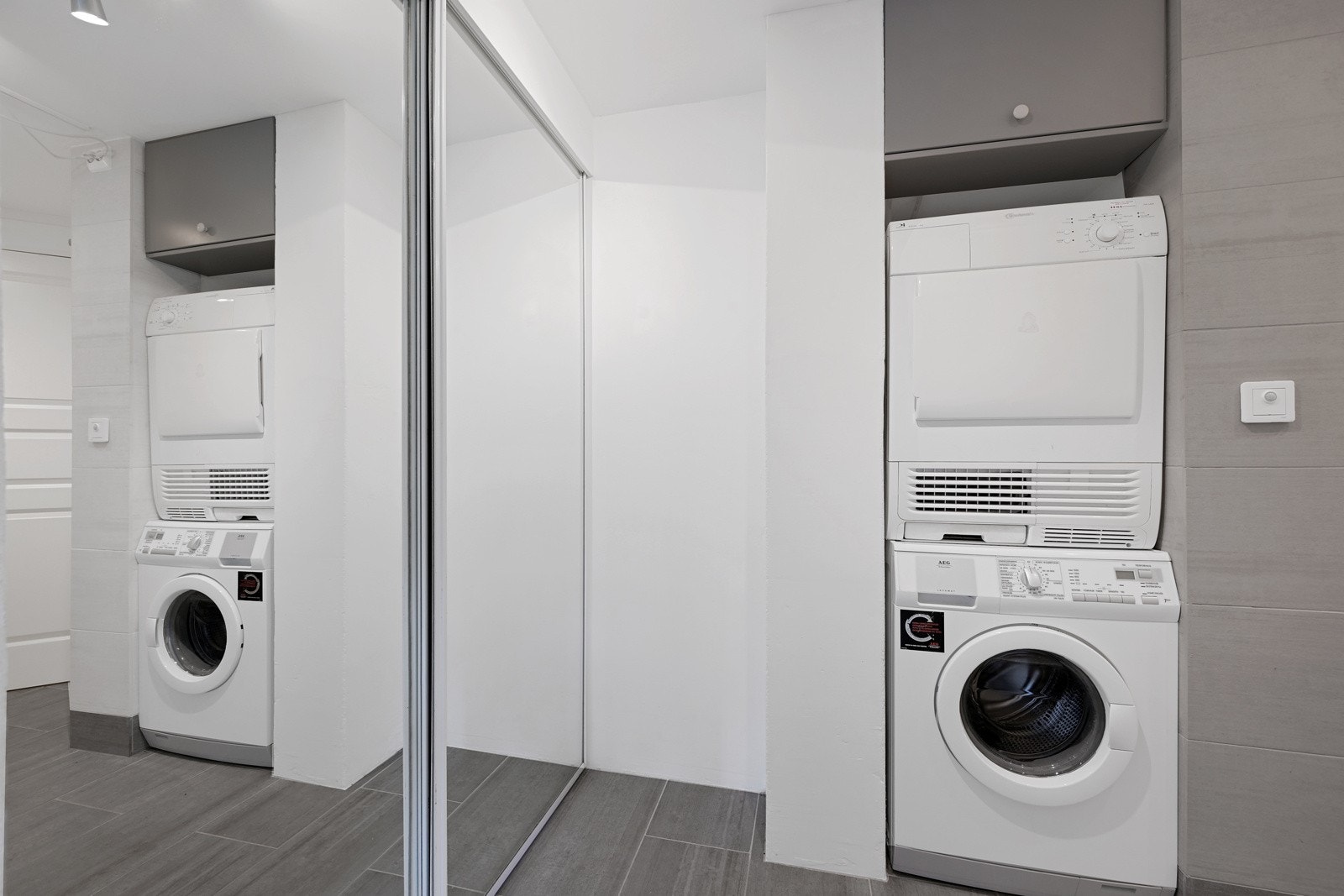 Praktisk løsning i gangen med garderobeskap og opplegg for vaskemaskin og trommel Galleribilde