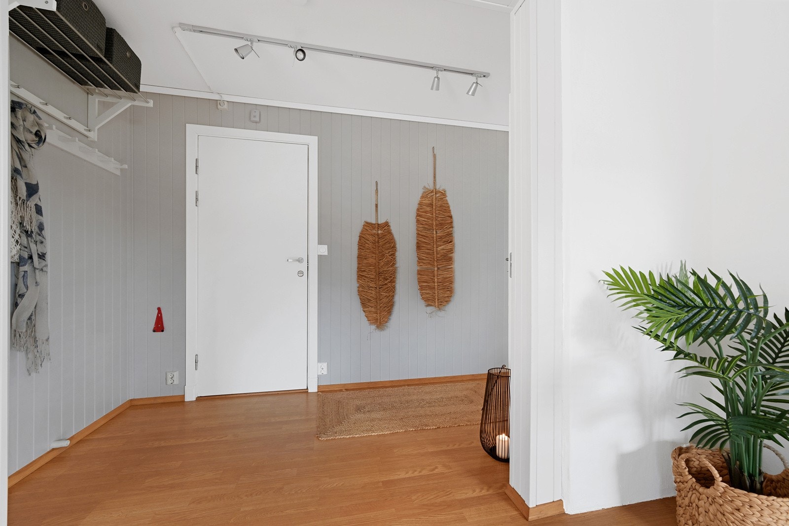 Vi starter rundturen i leiligheten i 1. etasje - entre med garderobeplass Galleribilde