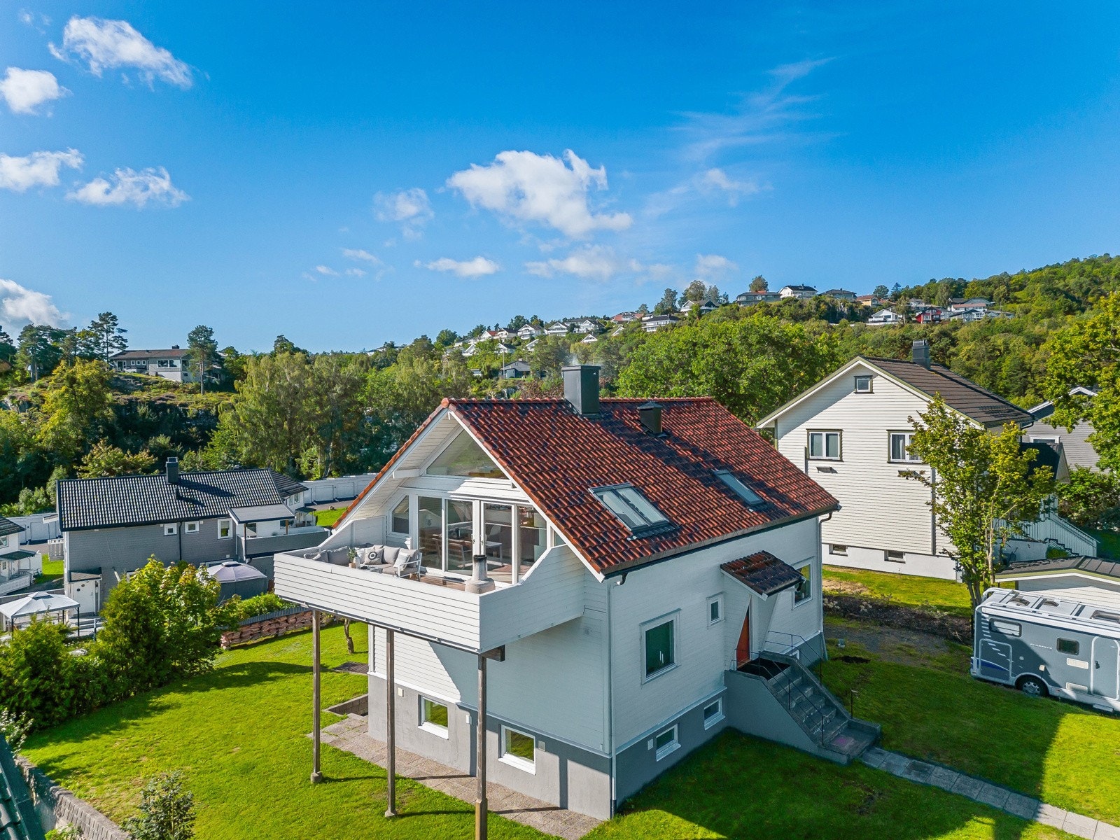 Leiligheten i 2. etasje har en flott takterrasse med praktfull utsikt Galleribilde