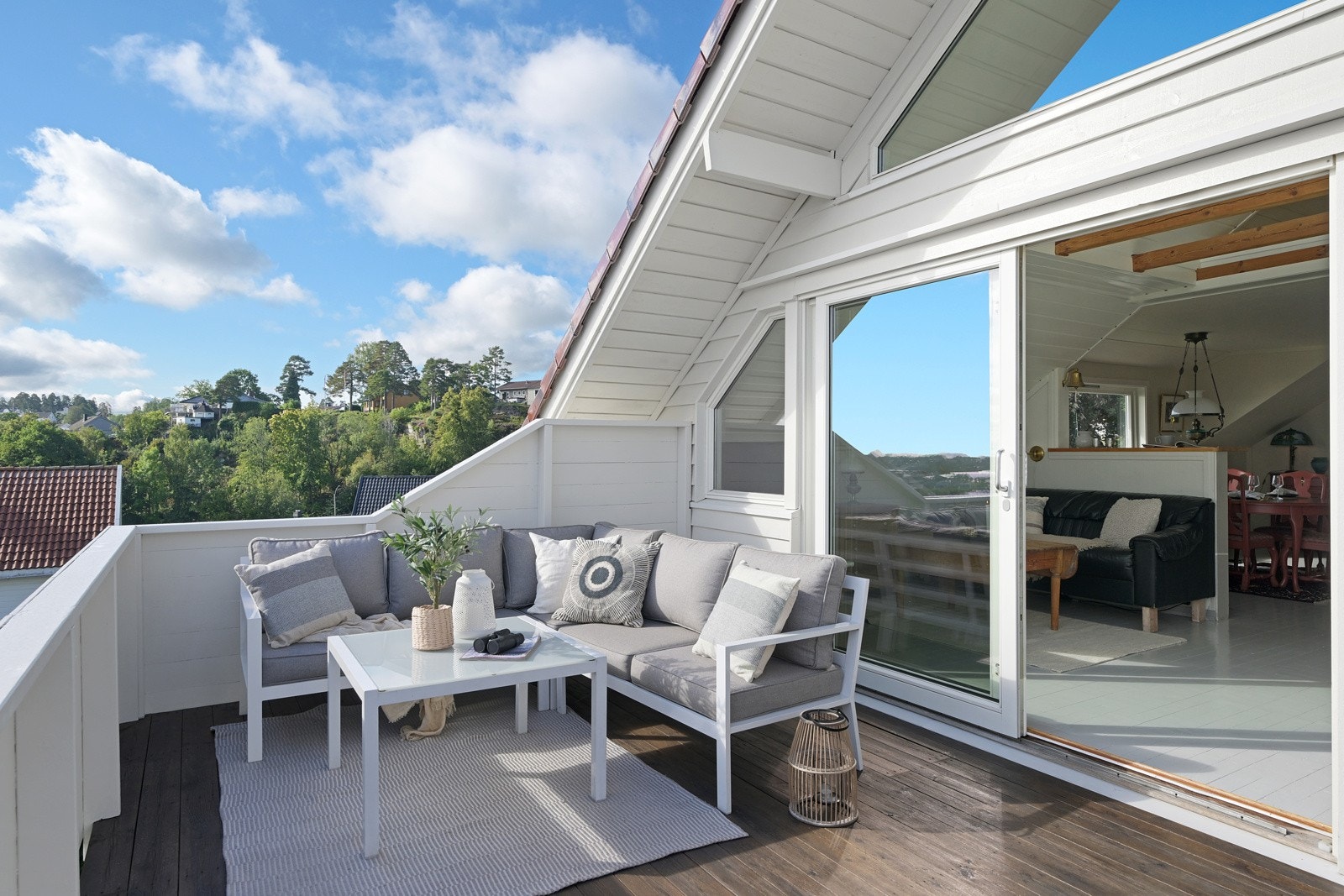 Hev/skyve-dører og glassfelt over terrassedørene gir flotte lysforhold i stua og kjøkkenet Galleribilde