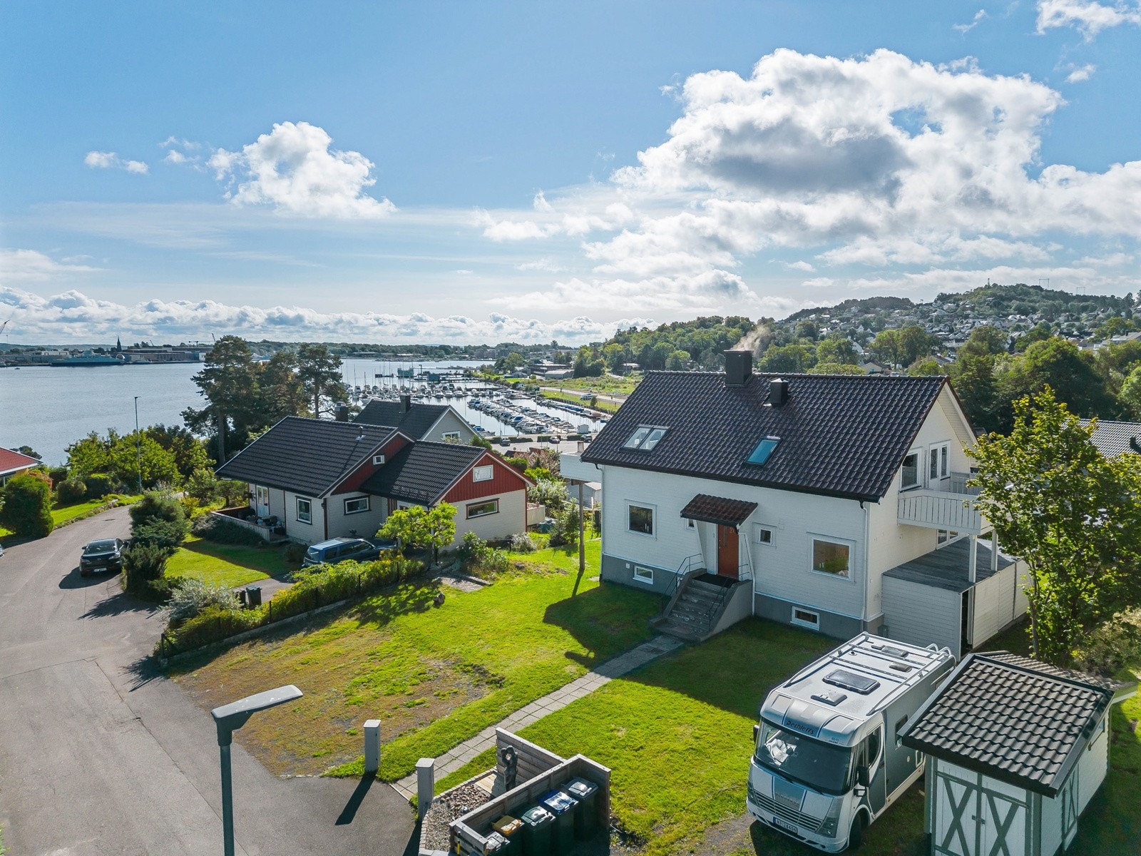 Fasade nord/øst - solrik havetomt med god plass for både biler og fastboende... Galleribilde