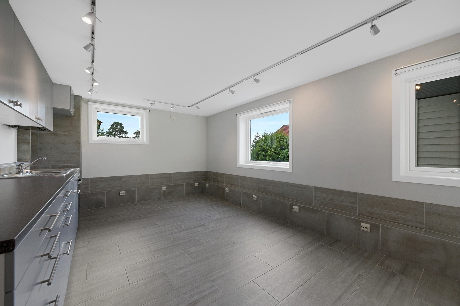 Stue/kjøkken med fliser og gulvvarme Galleribilde