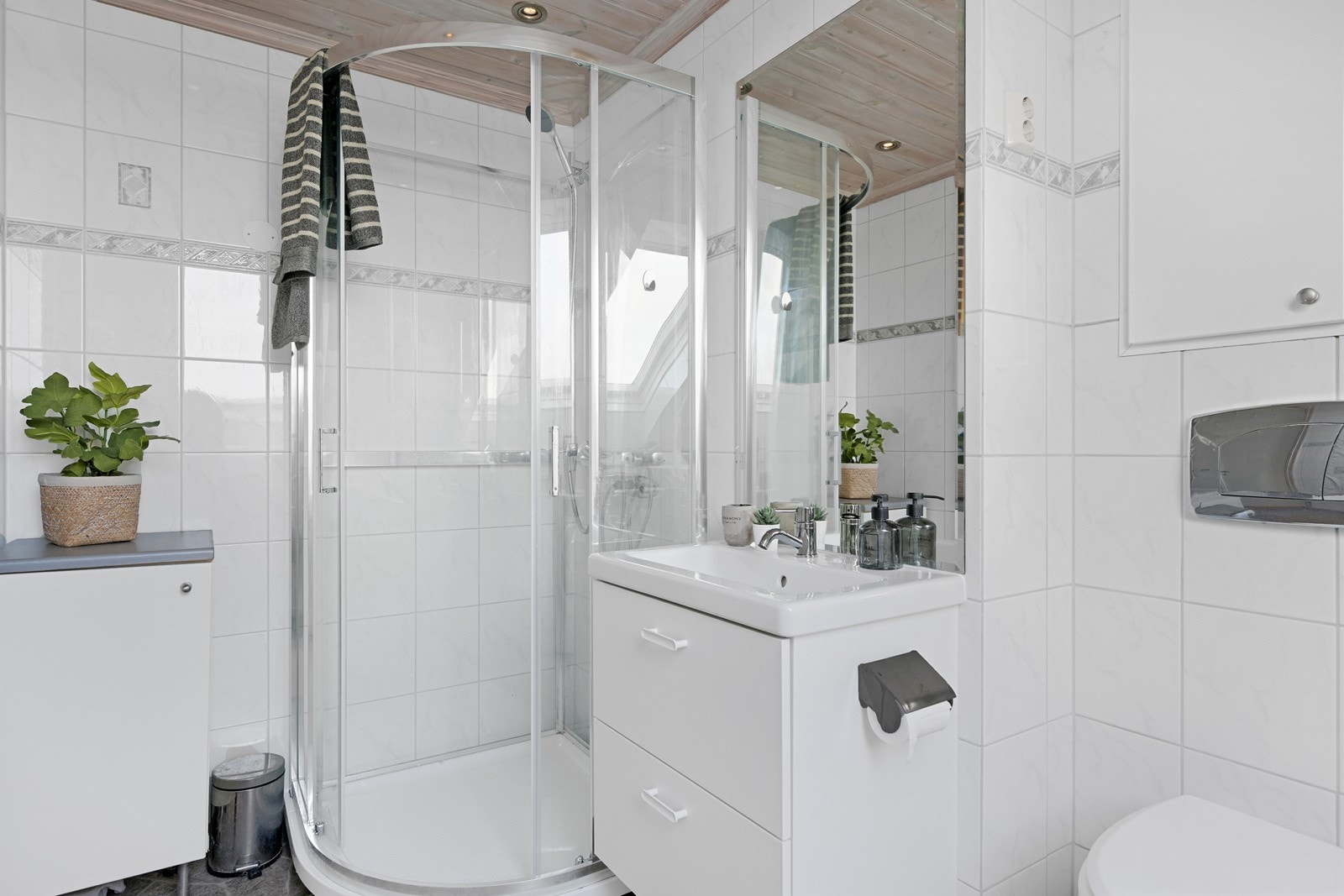 Her er det ny baderomsinnredning, dusjkabinett, wc og opplegg for vaskemaskin Galleribilde