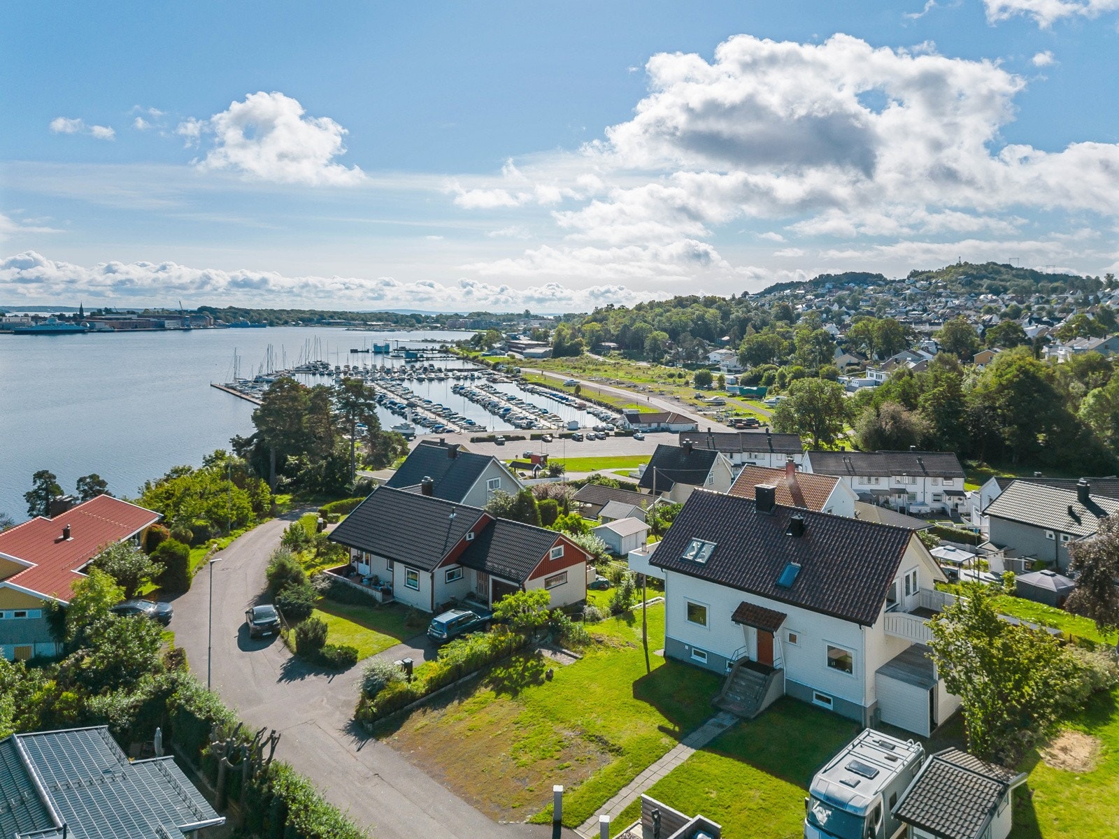 Attraktiv beliggenhet på en kolle og ca. 150 meter fra tomtegrensen og til Solviken båthavn Galleribilde