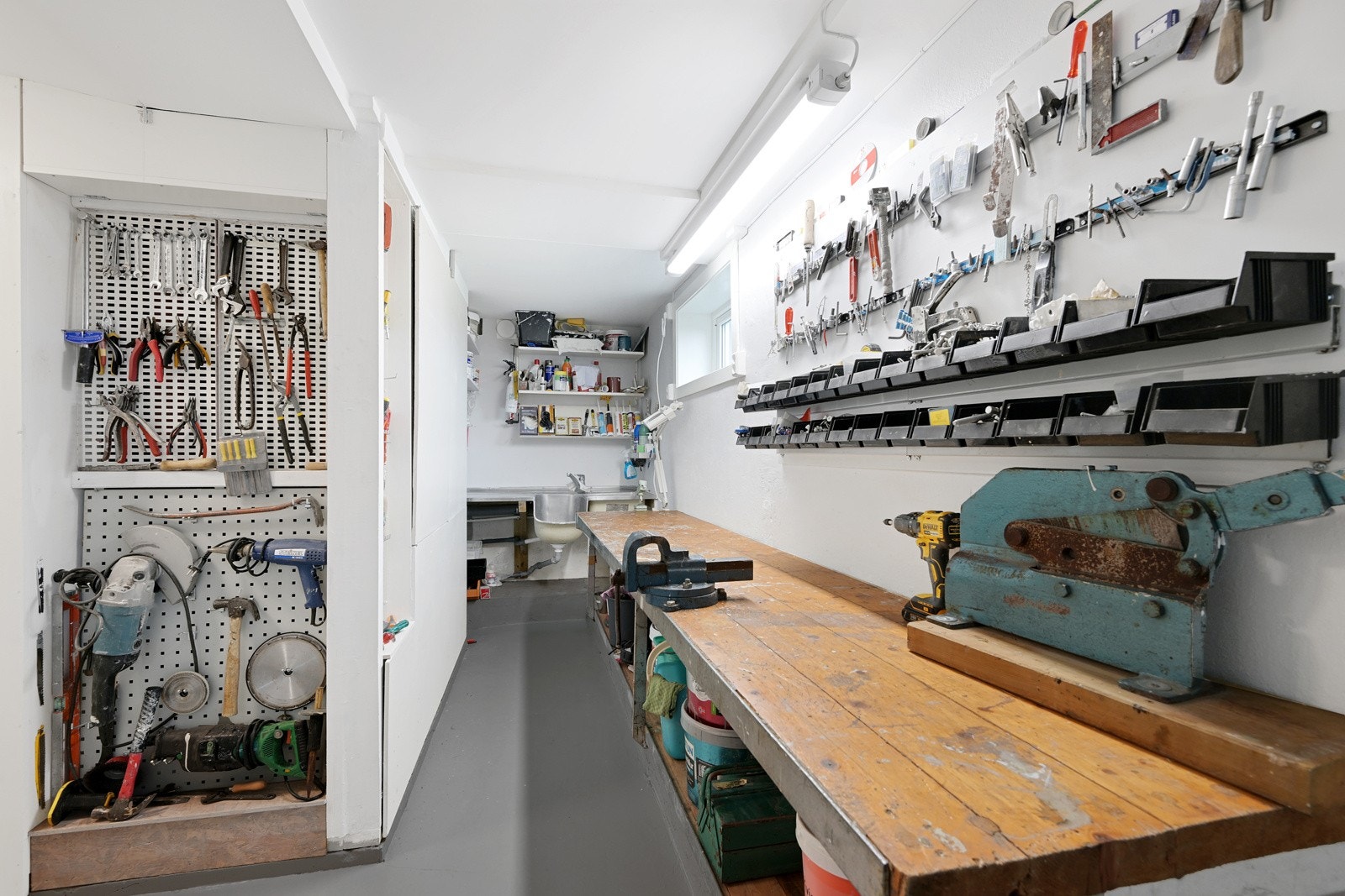Hobbyrom i kjeller - arbeidsbenk og mye verktøy kan eventuelt kjøpes av selger Galleribilde