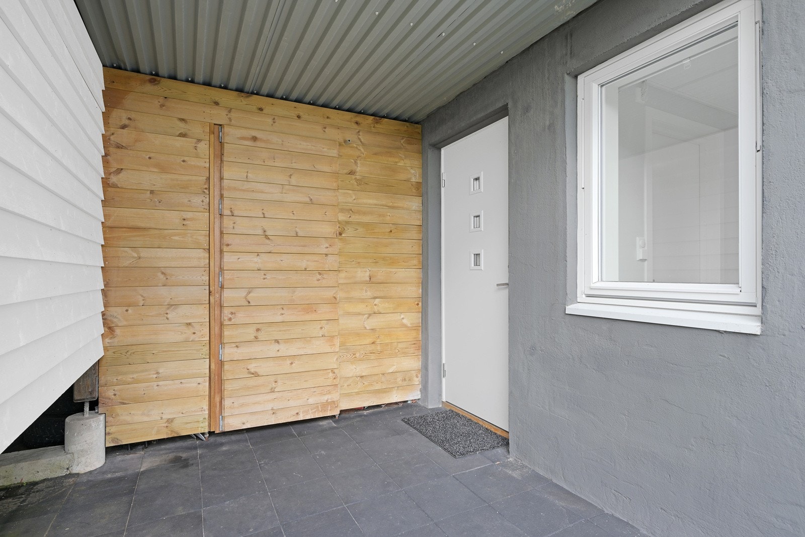 Egen inngang til hybelleiligheten og en stor lagringsbod Galleribilde