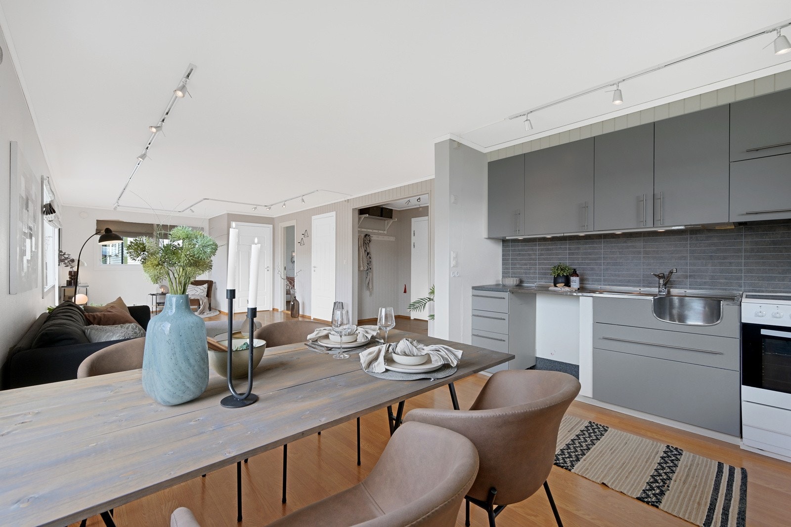 Her ser vi et oversiktsbilde av stue og kjøkkenet i 1. etasje Galleribilde