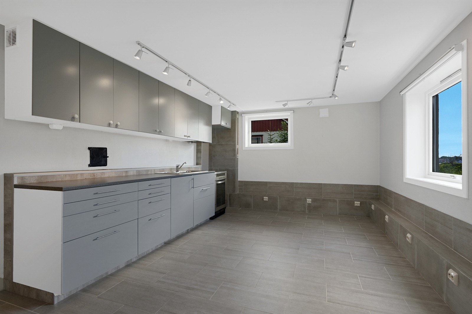 Her ser vi boligens tredje kjøkken - også dette med gråmalt innredning Galleribilde