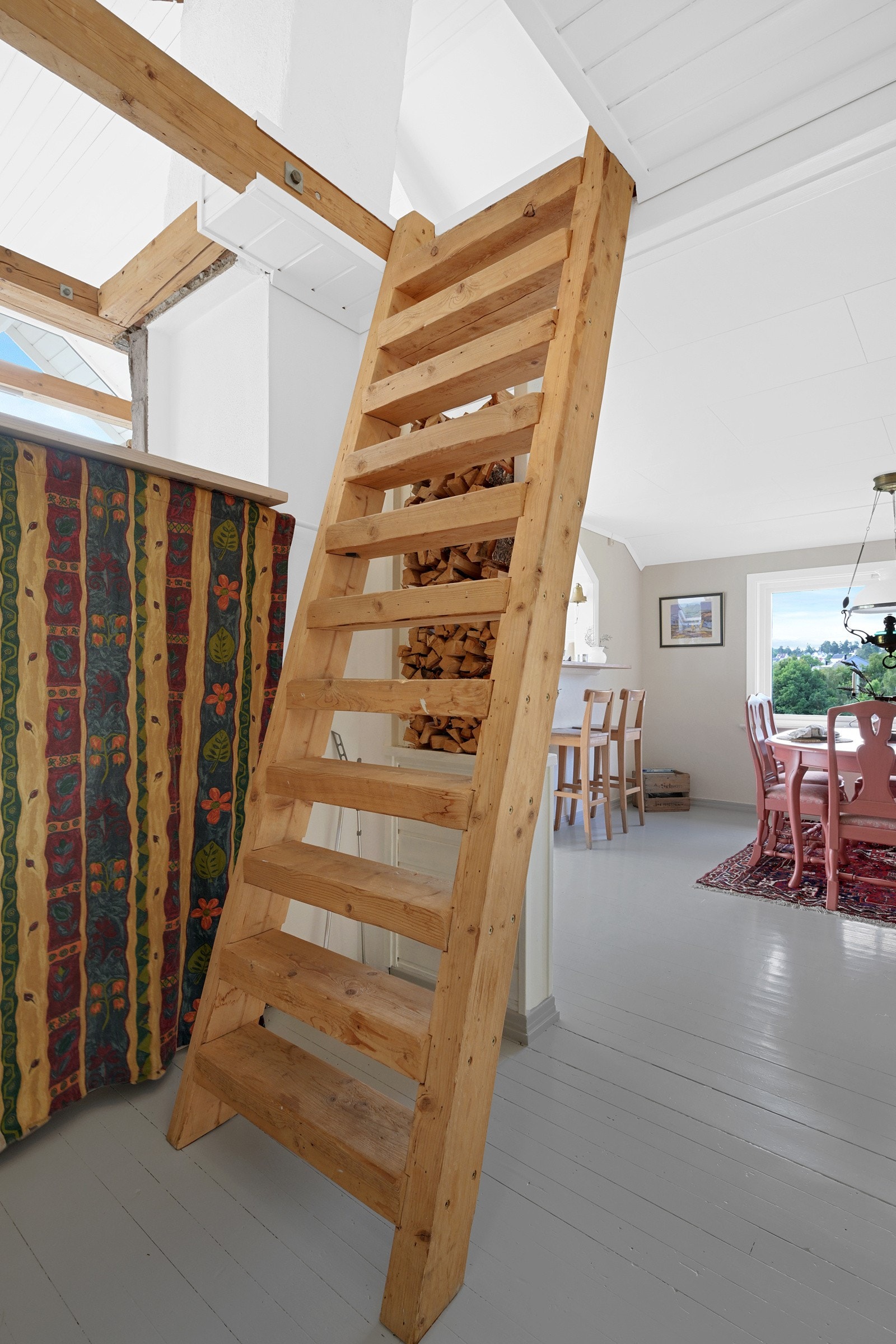 Her er det trapp videre opp til en liten hems Galleribilde