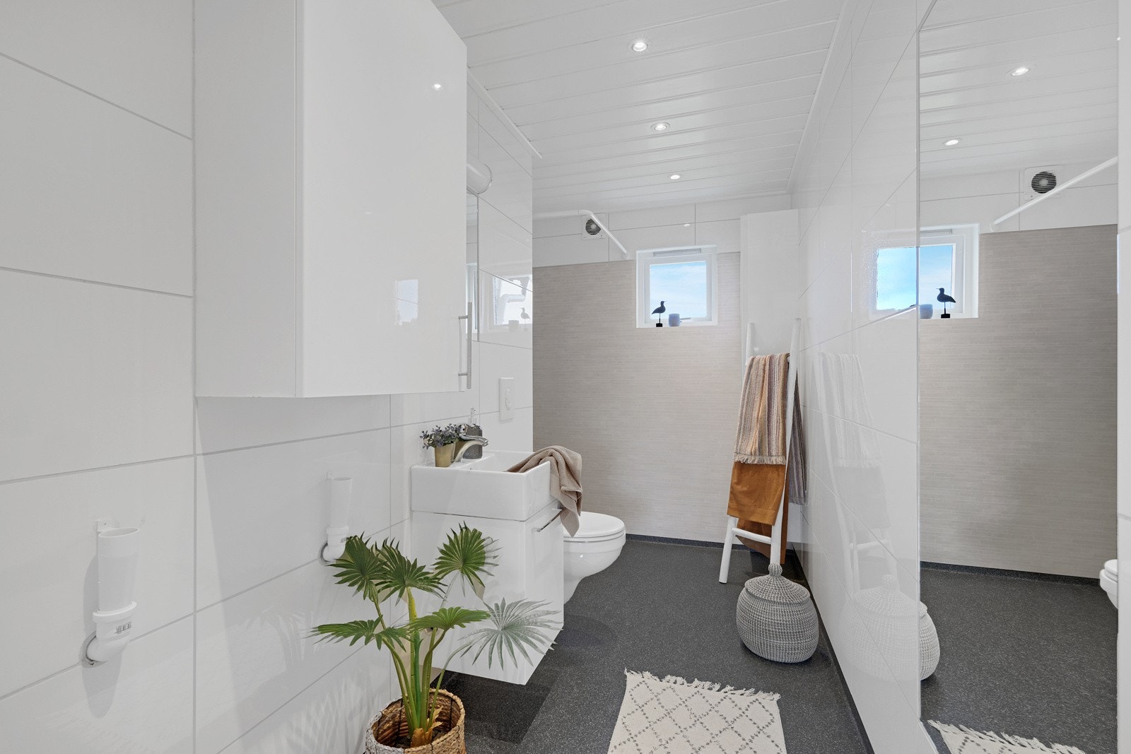 Boligen har hele 4 bad - her ser vi litt av badet i 1. etasje Galleribilde