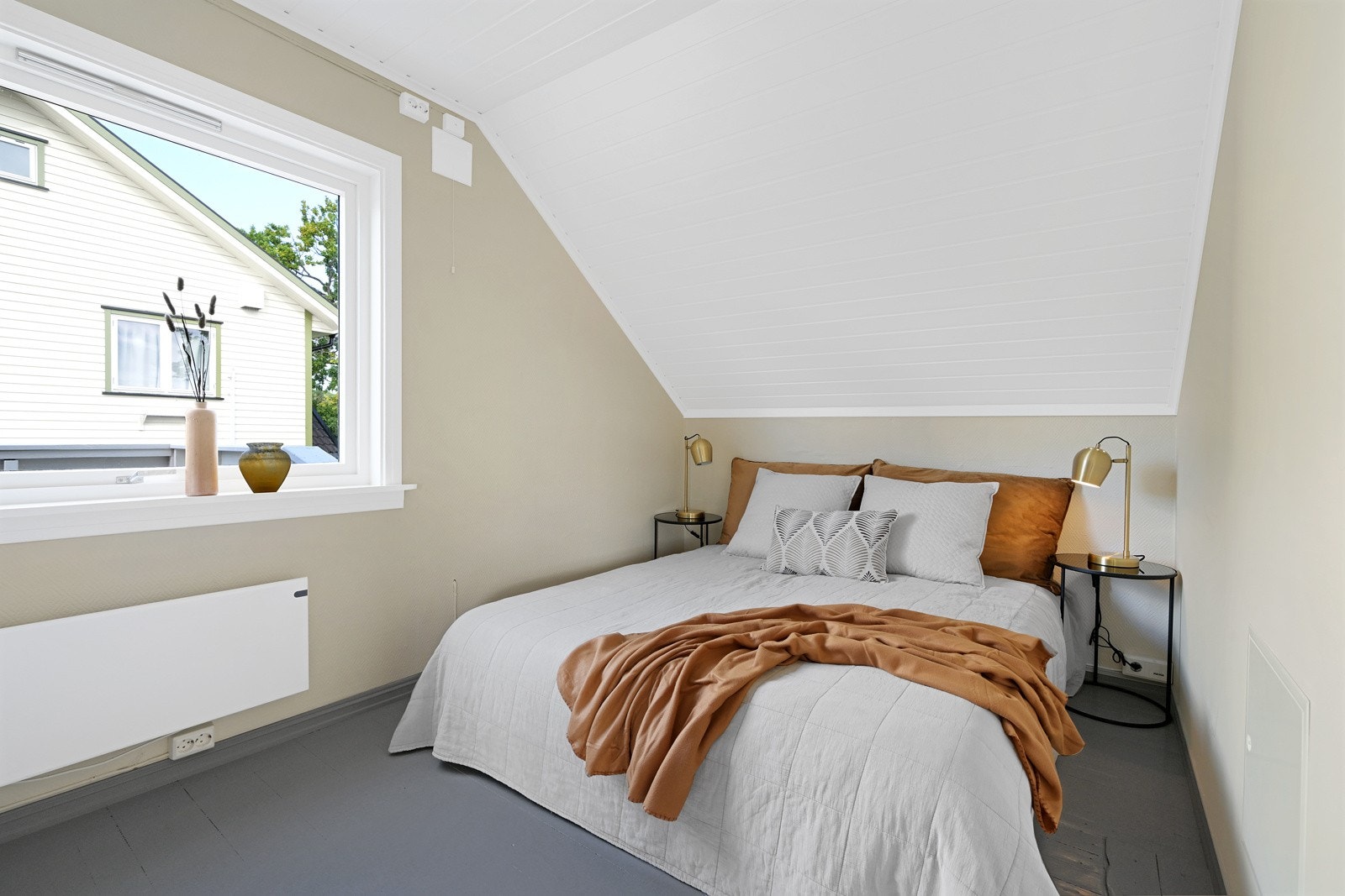 Det er to soverom også i denne etasjen - ett stort og ett lite Galleribilde