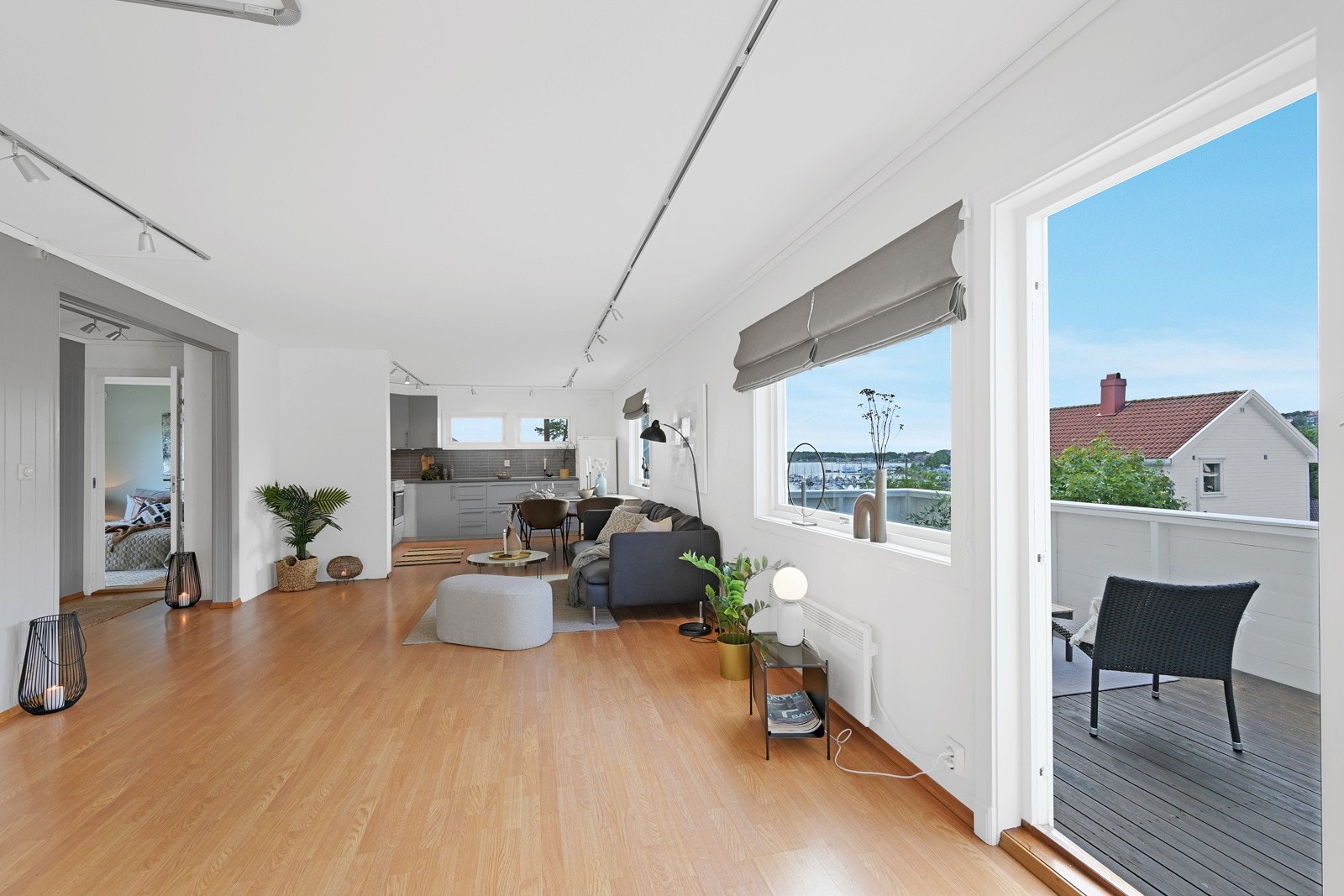 Fra stua er det utgang til en solrik veranda mot syd med fjordutsikt Galleribilde