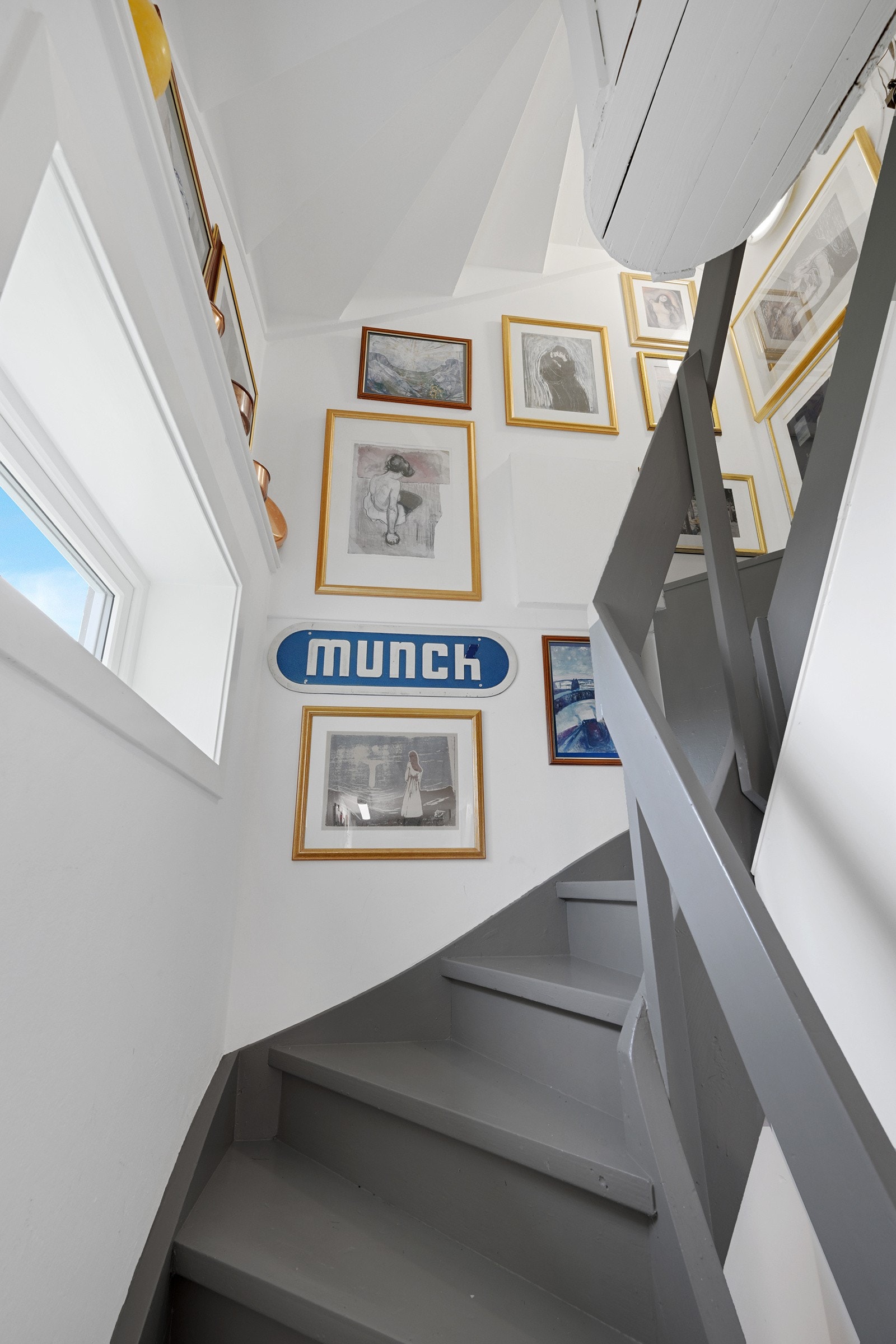 Fra hobbyrommet er det "kunst" trapp opp til inngangspartiet Galleribilde