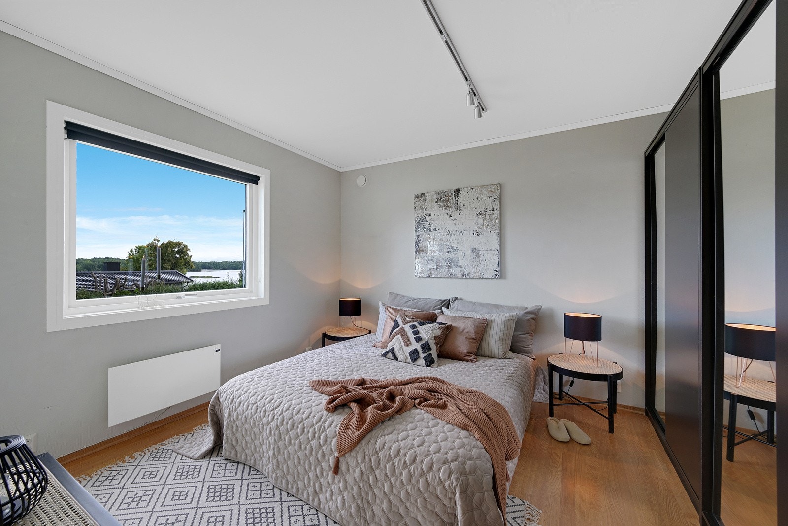 Det er to gode soverom i 1. etasje Galleribilde