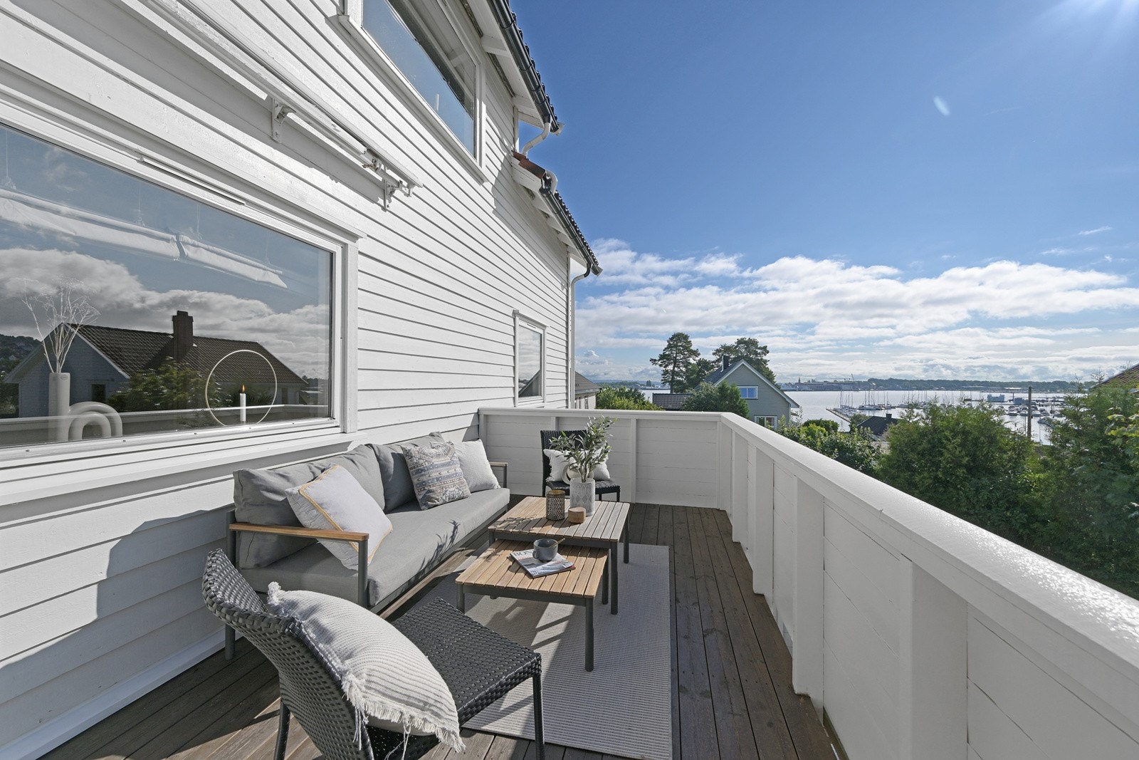 Her ser vi verandaen en fin augustdag Galleribilde