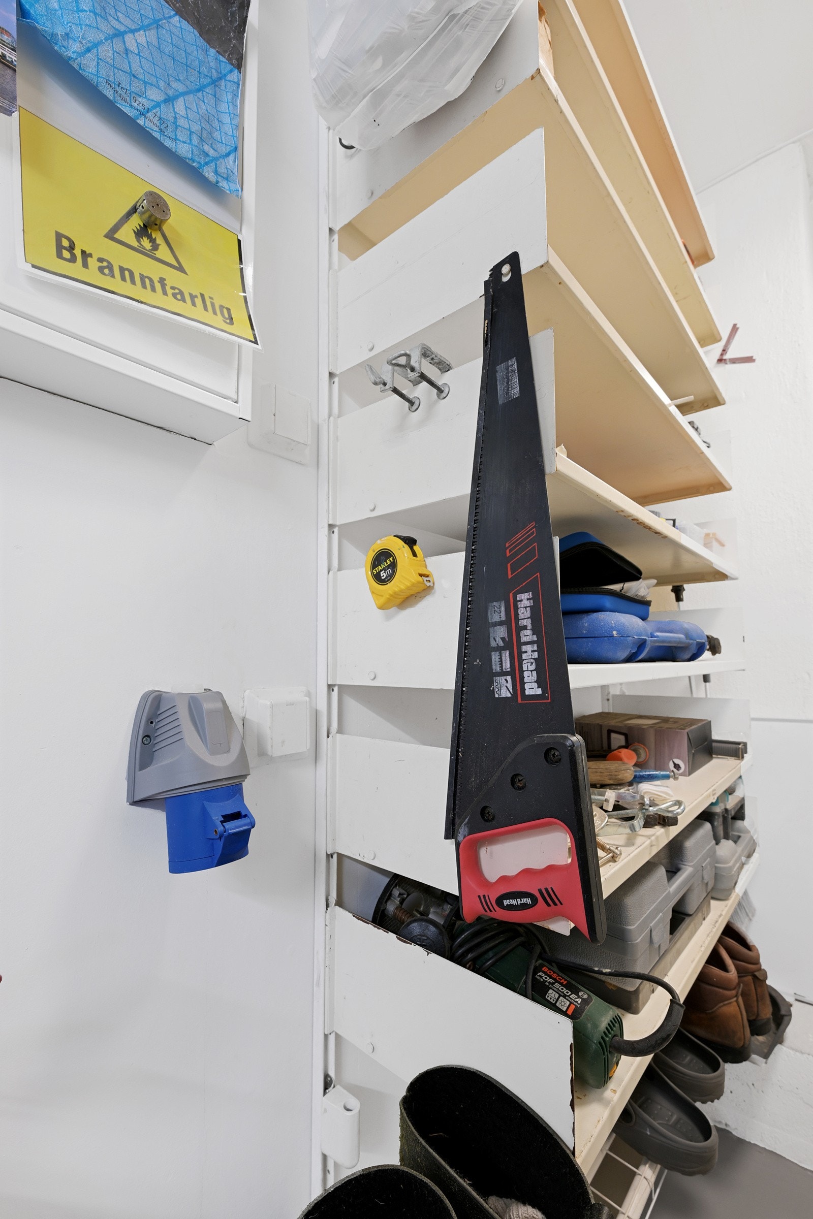 Godt utbygget el.anlegg med 3 sikringsskap og 32 A fas i hobbyrommet Galleribilde