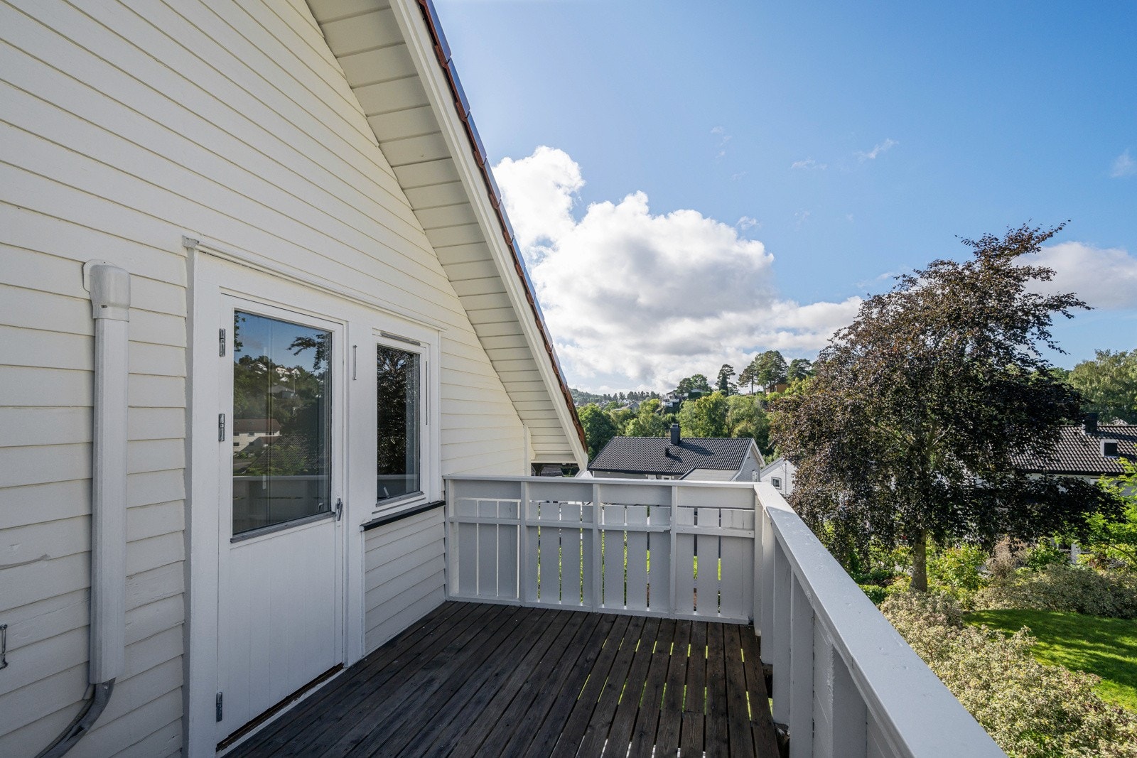 Leiligheten i 2. etasje har i tillegg til takterrassen en veranda mot vest med kveldssol Galleribilde