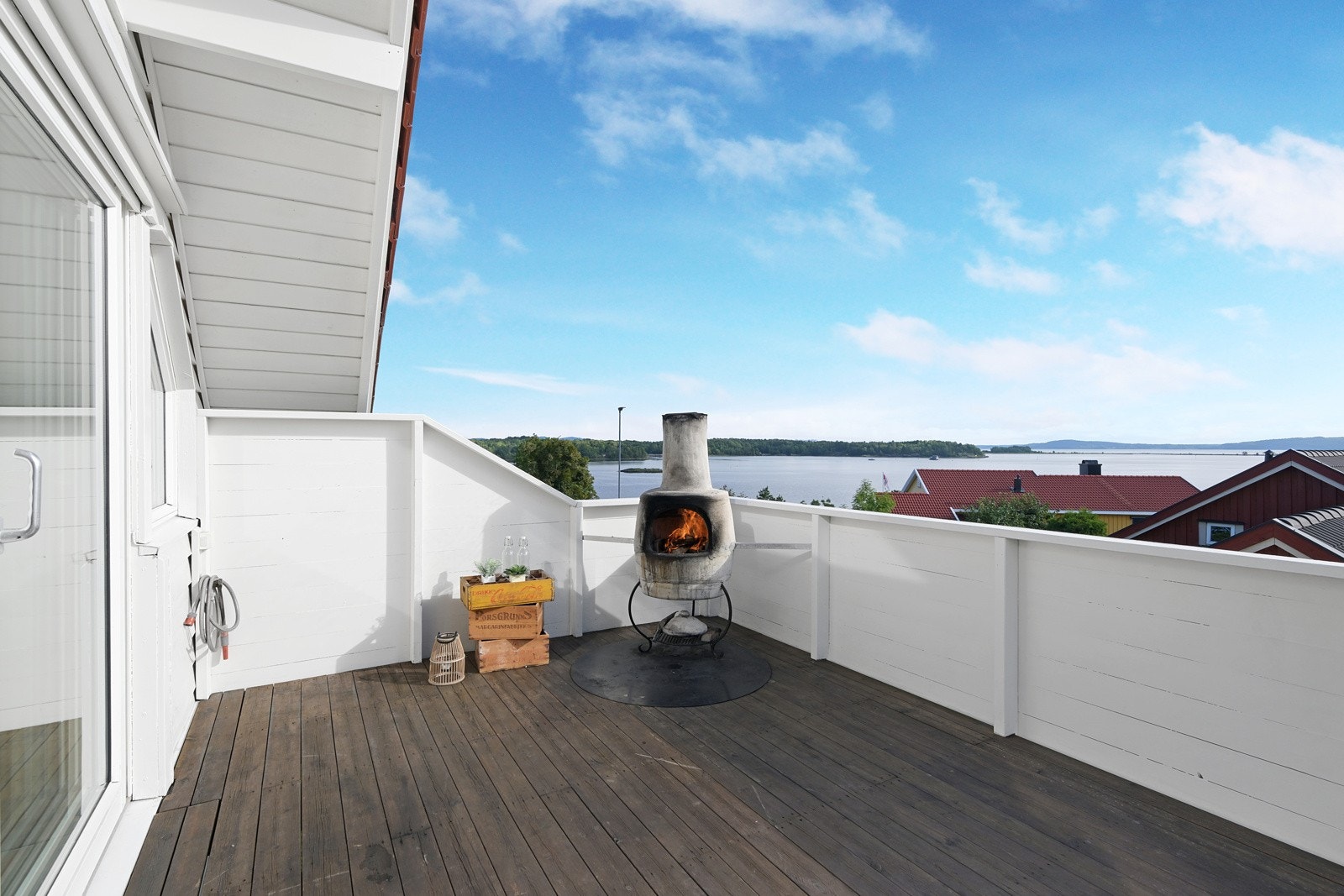 Den flotte og usjenerte takterrassen har vid og flott utsikt over skipstrafikken Galleribilde