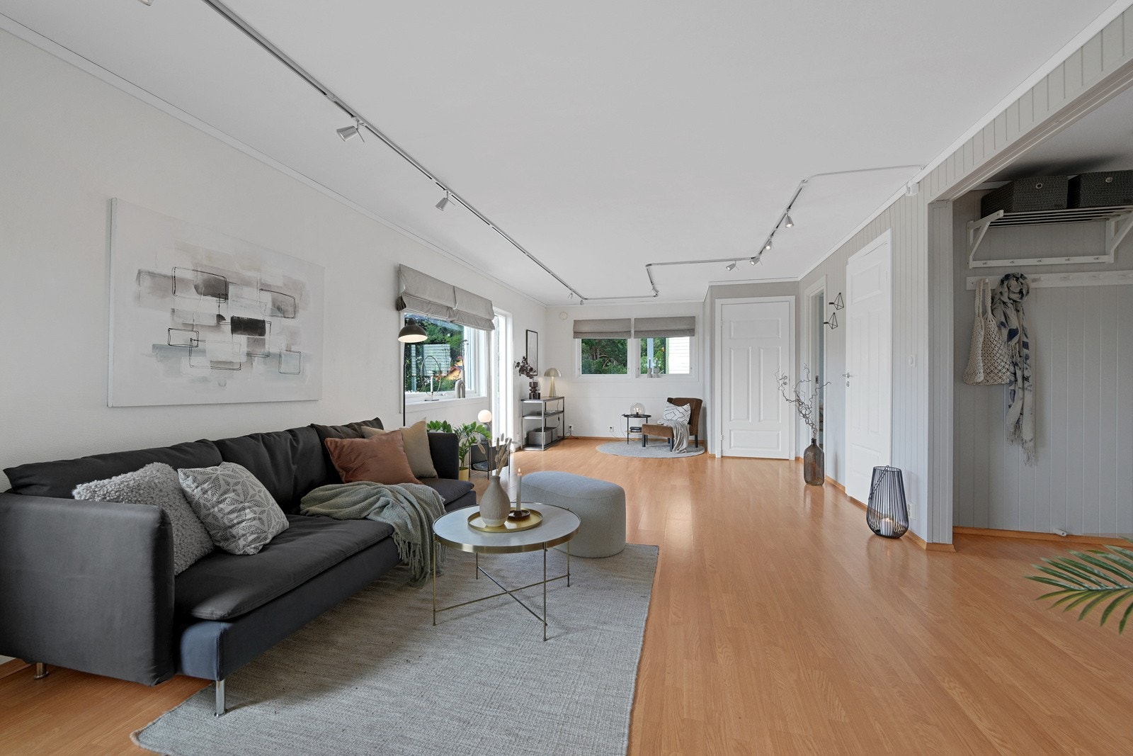 Langsgående stue - vi ser litt av entreen til høyre i bildet Galleribilde