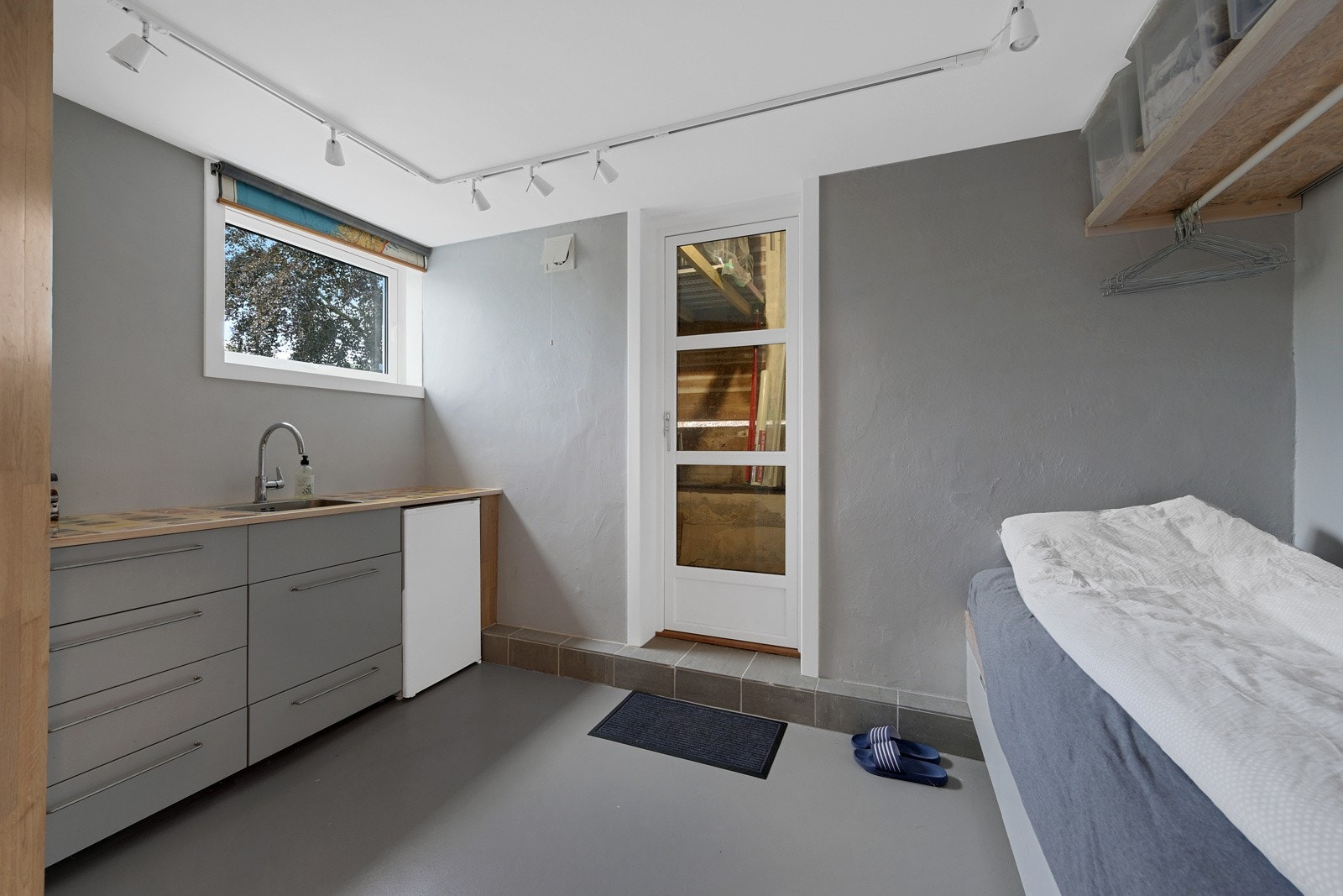 Denne delen av kjelleren hører sammen med 1. etasje og gjesterom med tekjøkken Galleribilde