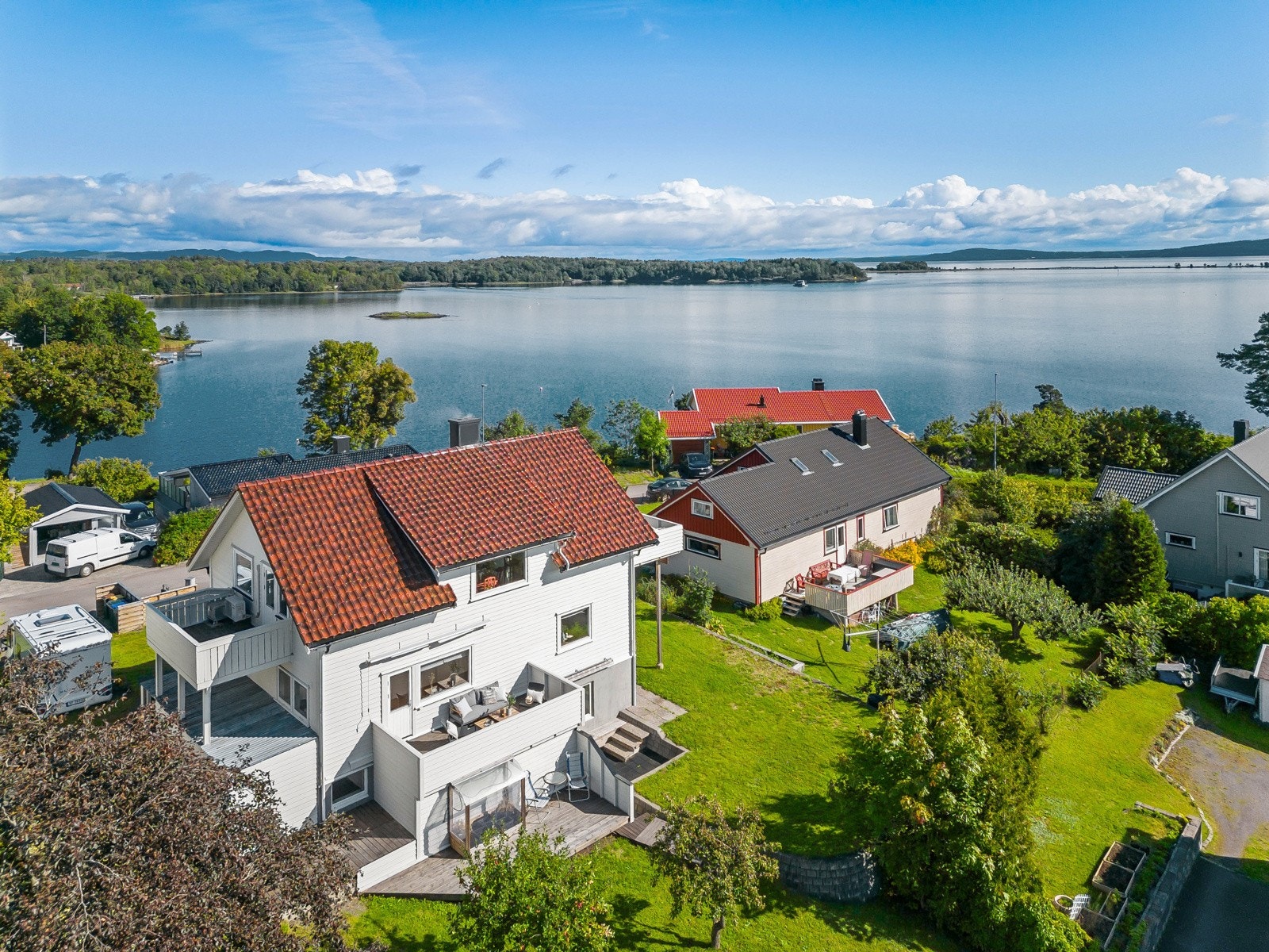 Velkommen til Selvikveien 20 - en stor tomannsbolig m/hybelleilighet og flott utsikt Galleribilde