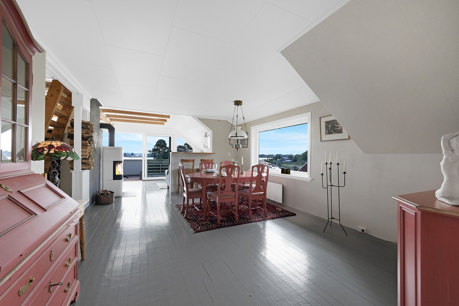 Da har vi tatt trappen opp til leiligheten i 2. etasje Galleribilde