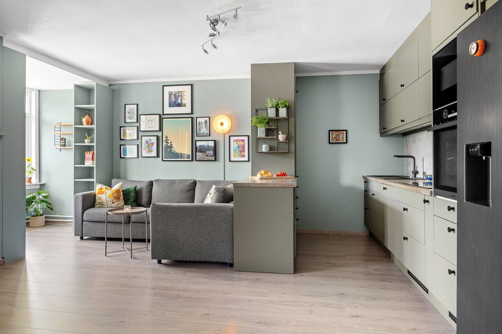 Stuen fremstår som lys og luftig med flere store vinduer som åpner rommet og sørger for godt med lysinnslipp. Galleribilde