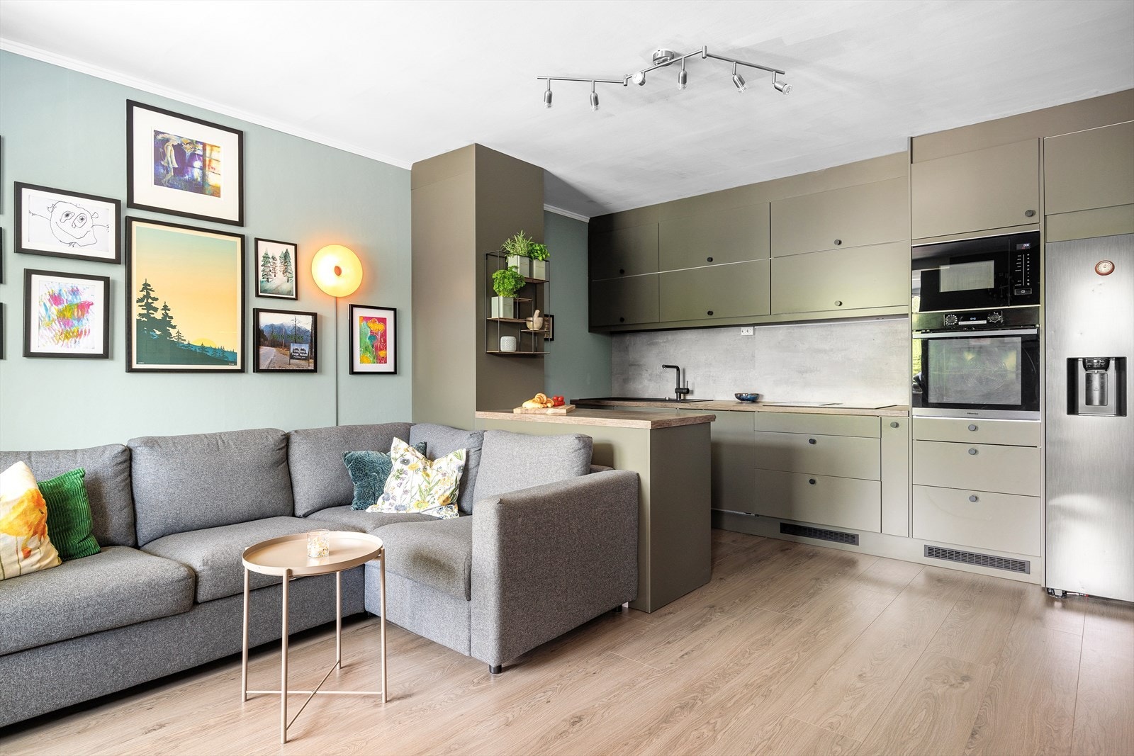 Et komplett Epoq kjøkken fra 2022/23 med integrerte, medfølgende hvitevarer Galleribilde