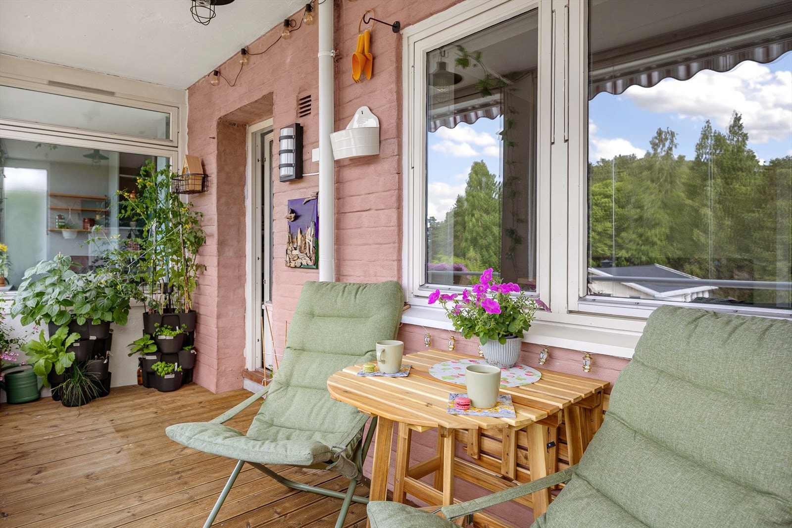 Balkongen oppleves som en forlengelse av stuen. Galleribilde