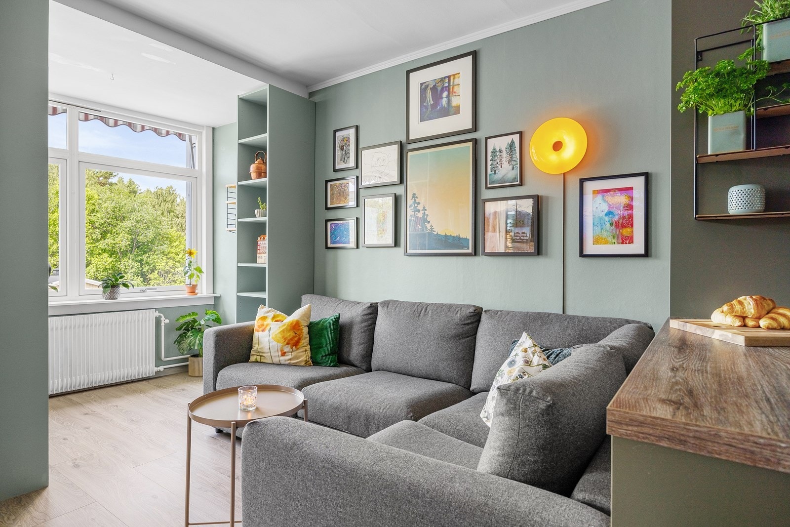 Her har du rikelig med plass til både sofagruppe med tilhørende medialøsning og spisebord. Galleribilde