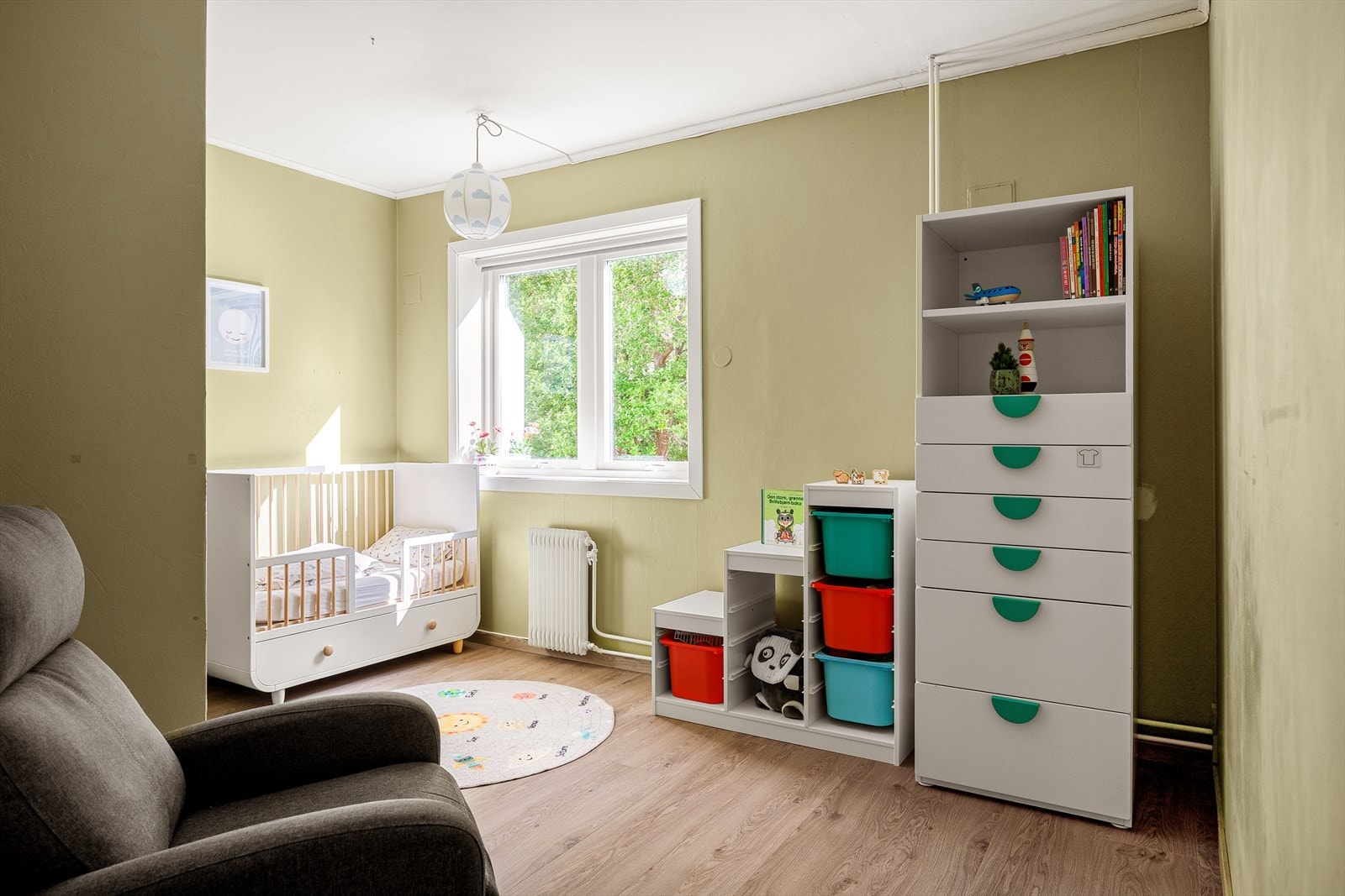 Soverom I- Her har du rikelig med plass til seng, garderobe og øvrig ønsket møblement Galleribilde