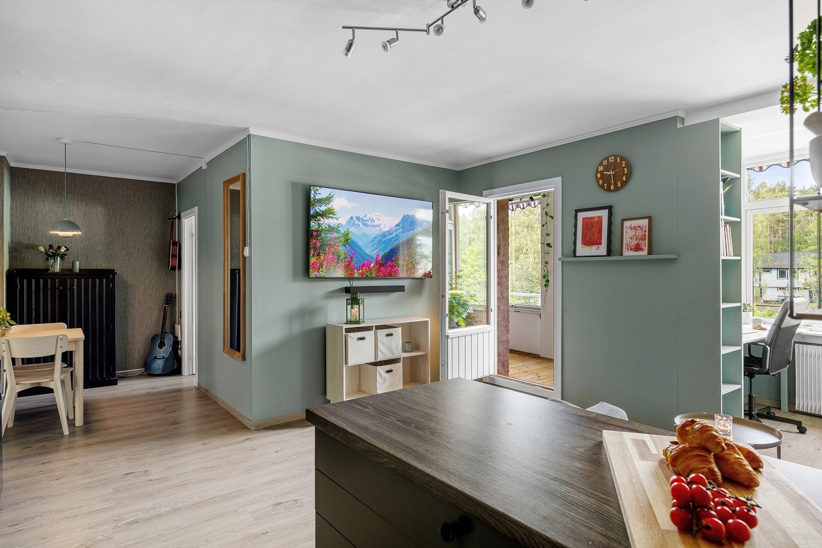 Med åpen løsning oppleves hele rommet som en sosial sone, hvor du kan holde dialogen gående mens du disker opp til deilig middag. Galleribilde