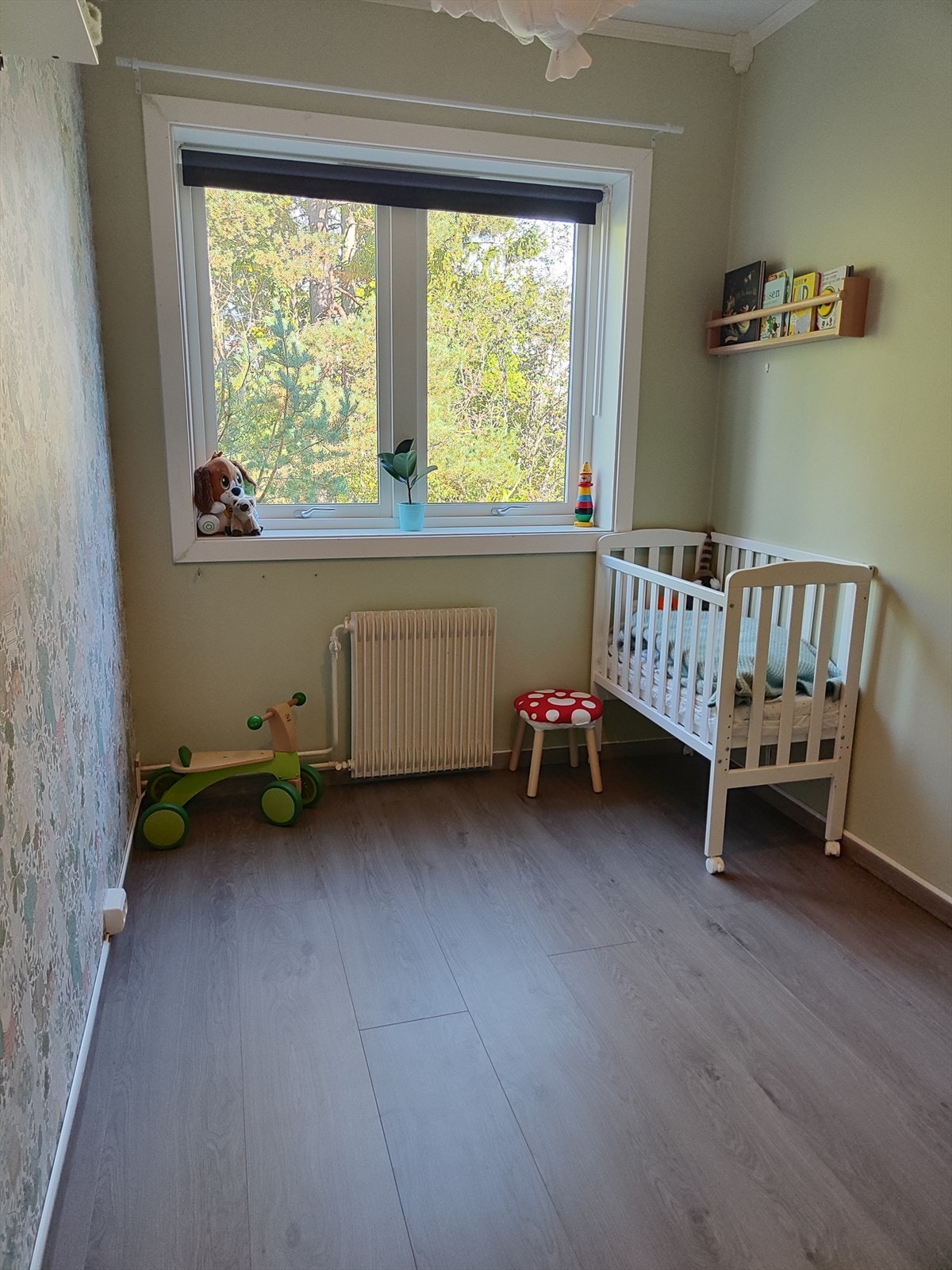 Soverom ll vendt mot rolige omgivelser. Galleribilde