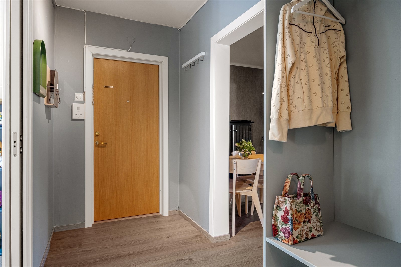 Velkommen inn i en romslig entré. Galleribilde