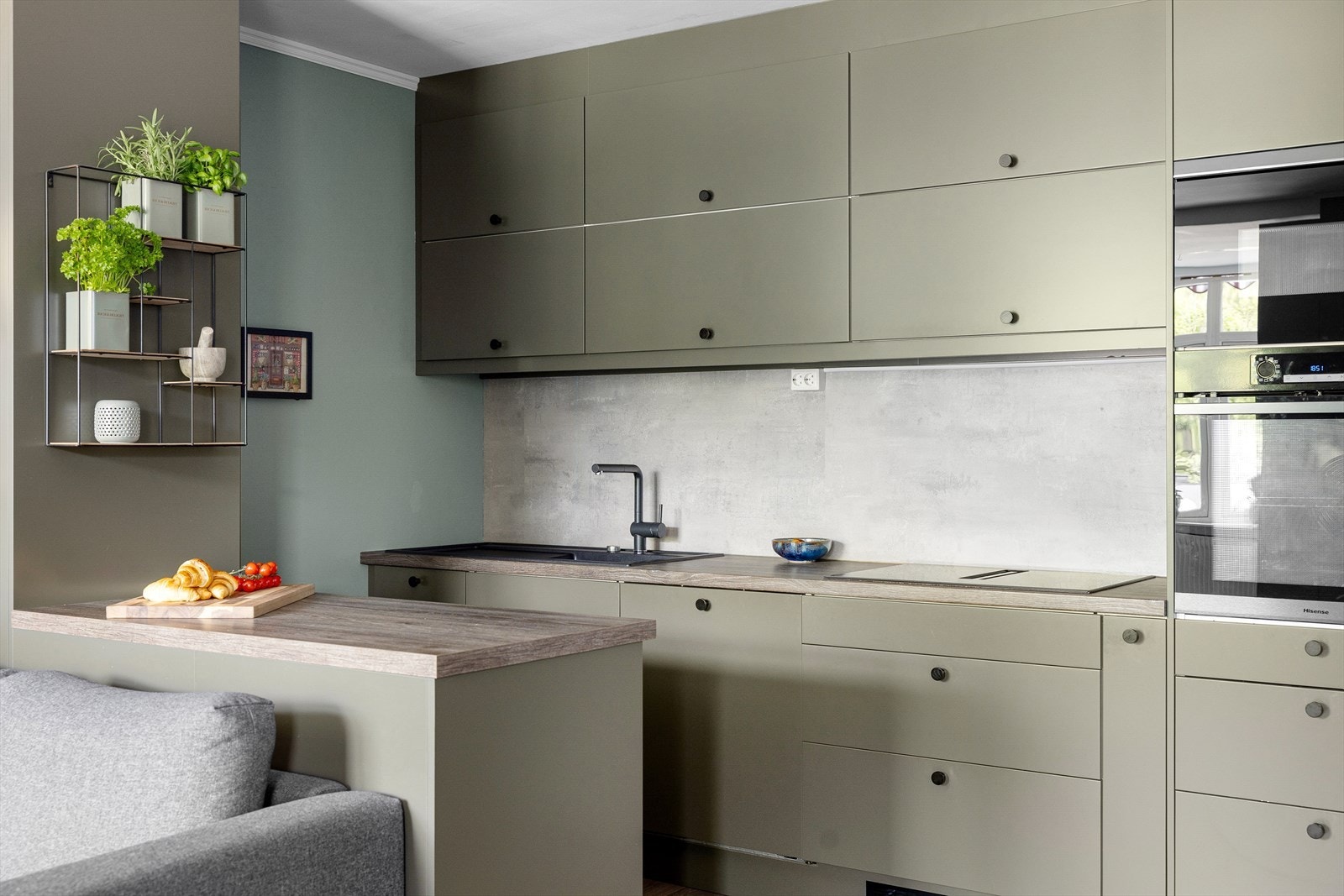 På kjøkkenet er det god skap- og benkeplass som gjør matlagingen til en drøm. Galleribilde