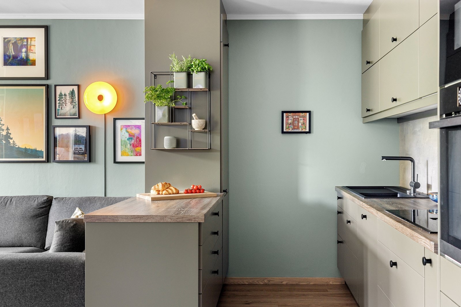 Leiligheten er malt i lune, tidsriktige farger som gjør det enkelt for deg å sette ditt eget preg på boligen. Galleribilde