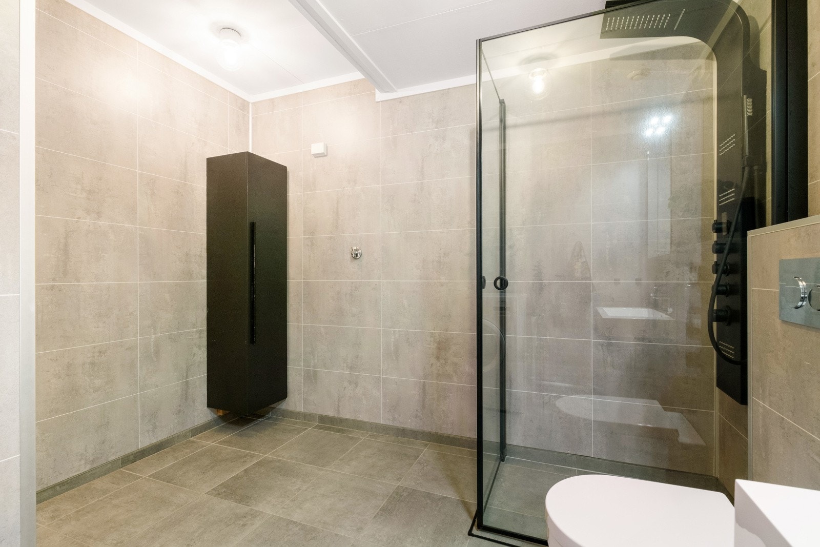 Rommet er av god størrelse og det er plass til ytterligere oppbevaring. Galleribilde